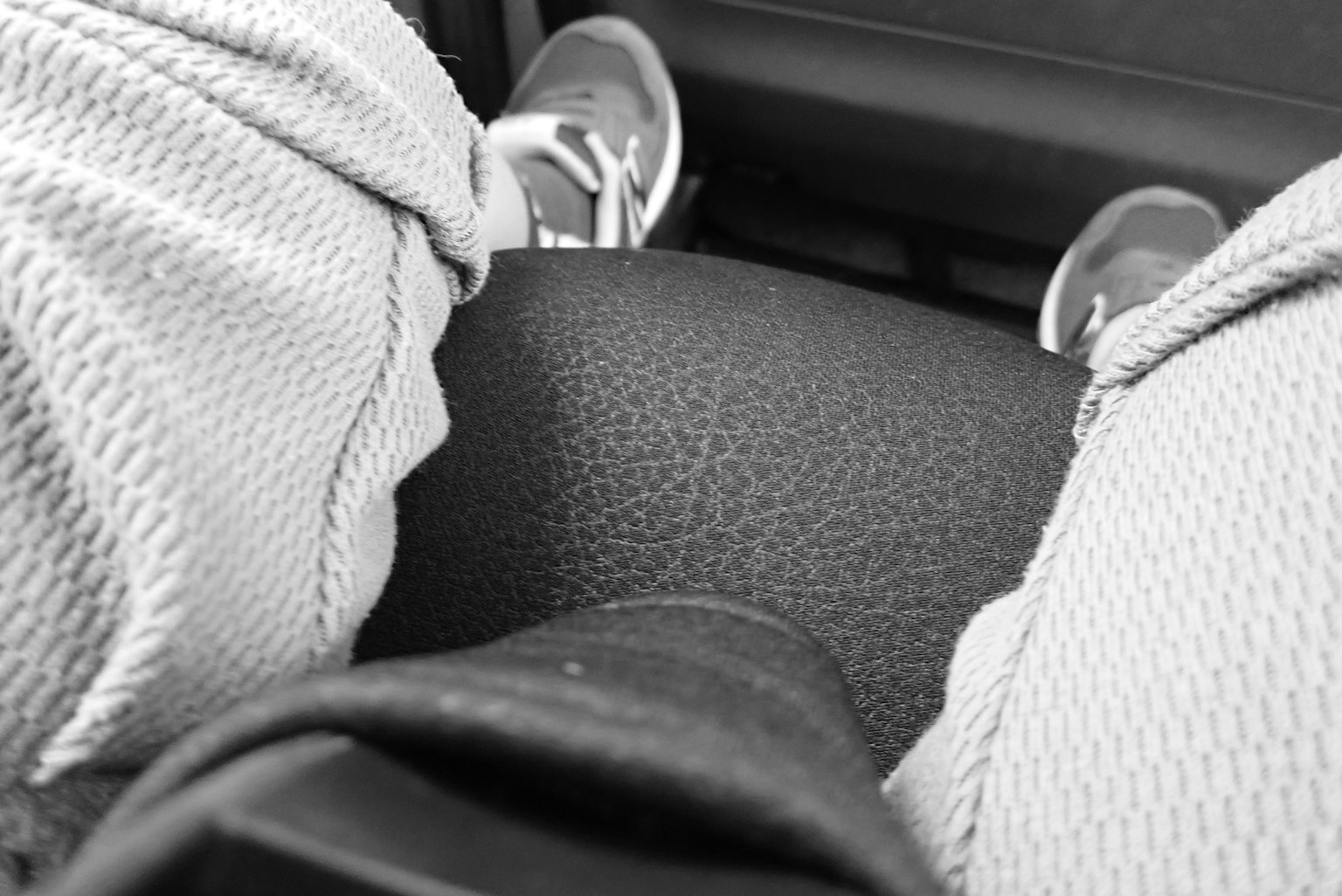 Kedekatan lutut seseorang dan kursi di dalam mobil