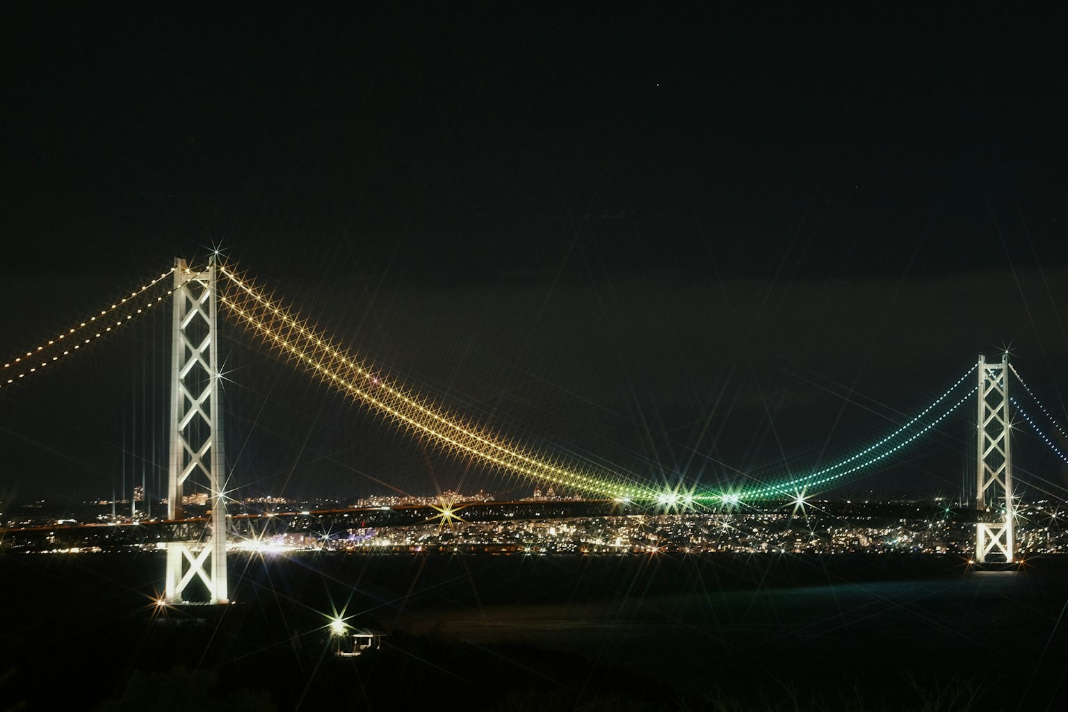 夜晚美丽照明的明石海峡大桥
