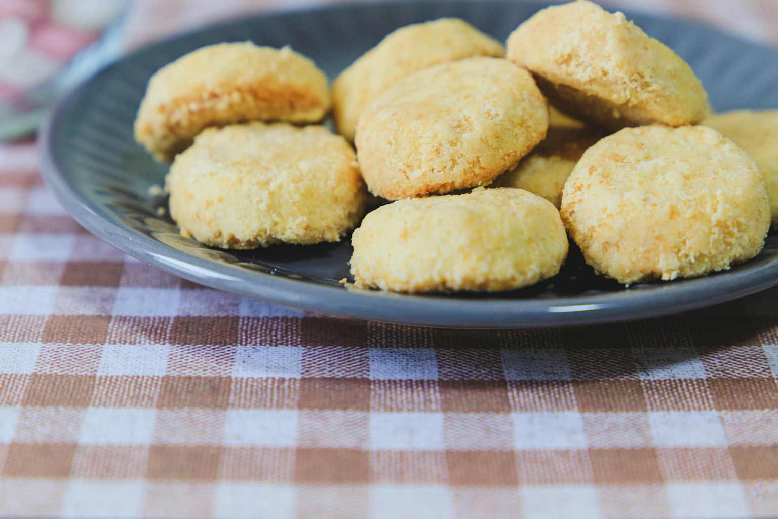 Assiette de biscuits fraîchement cuits sur une nappe à carreaux