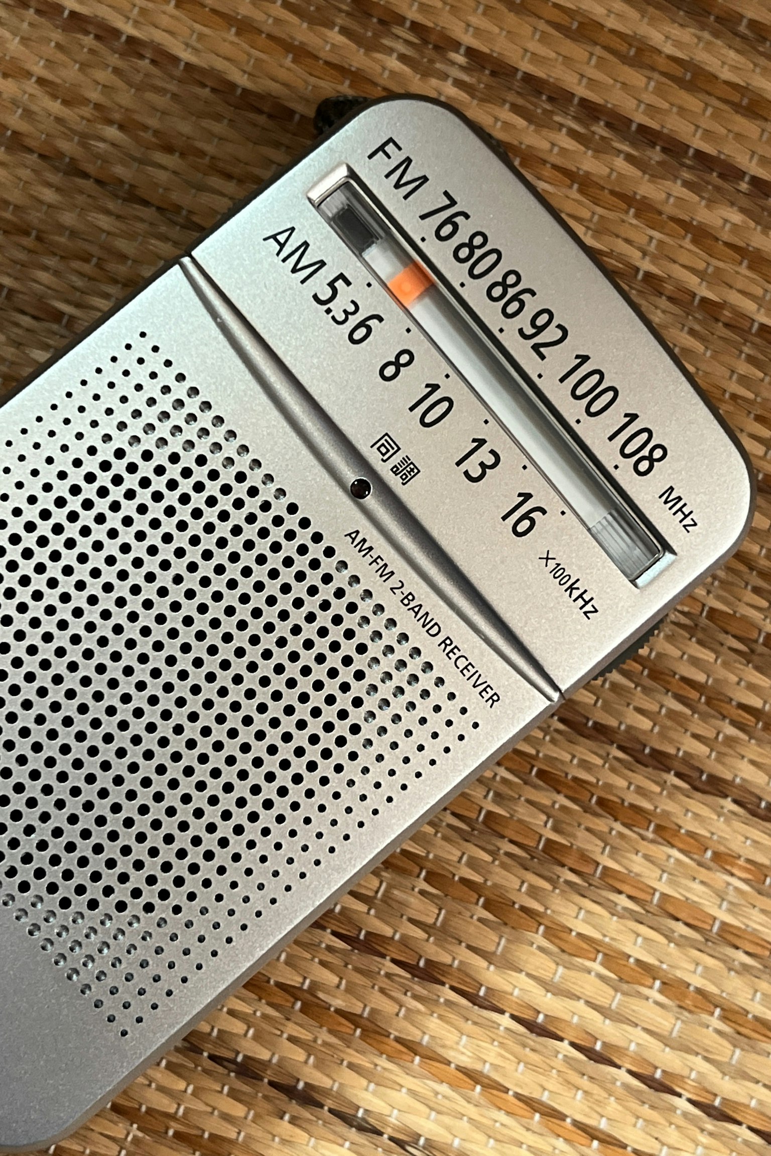 Radio plateada que muestra las frecuencias FM y AM