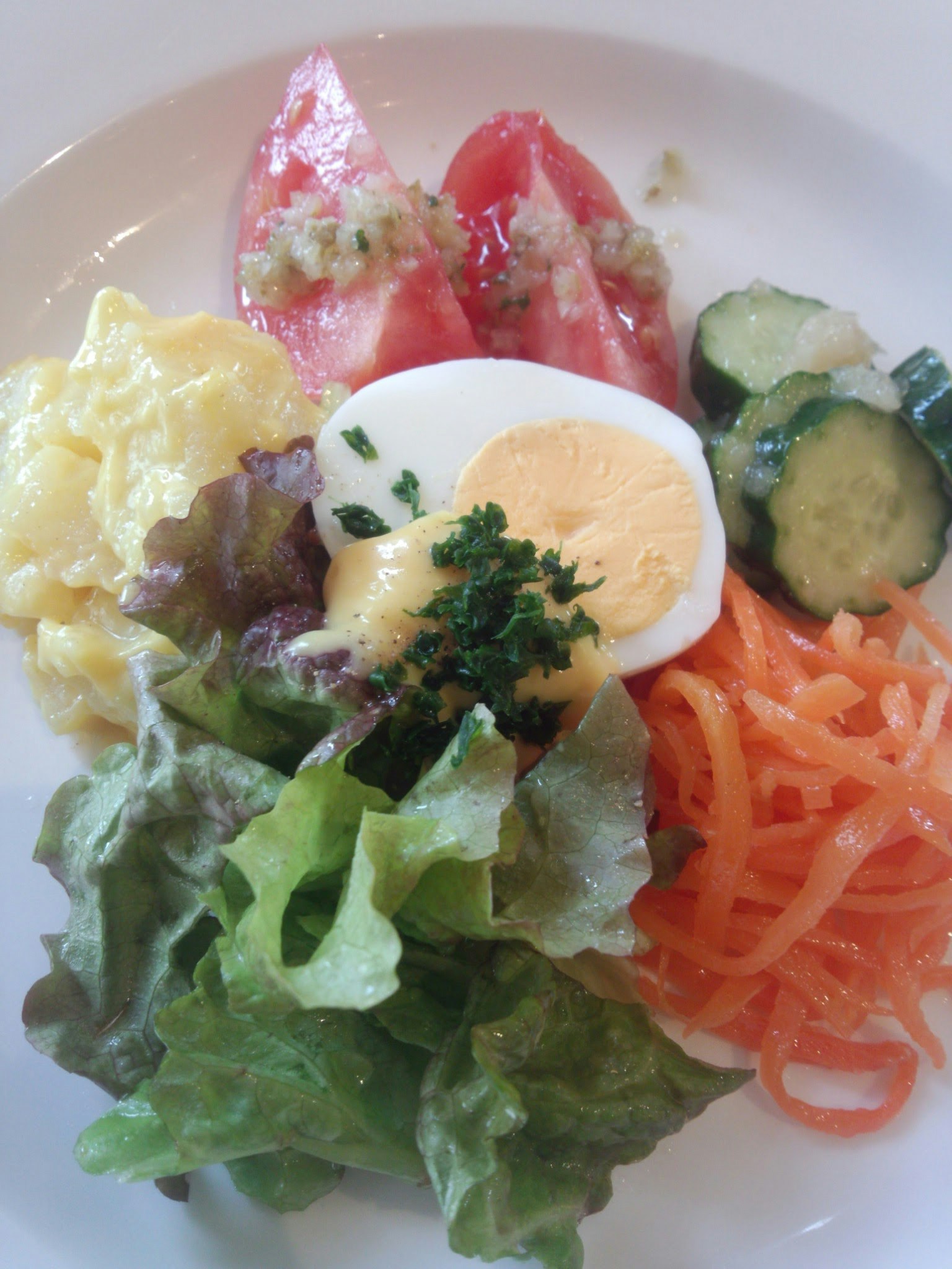 Piring salad berwarna-warni dan telur