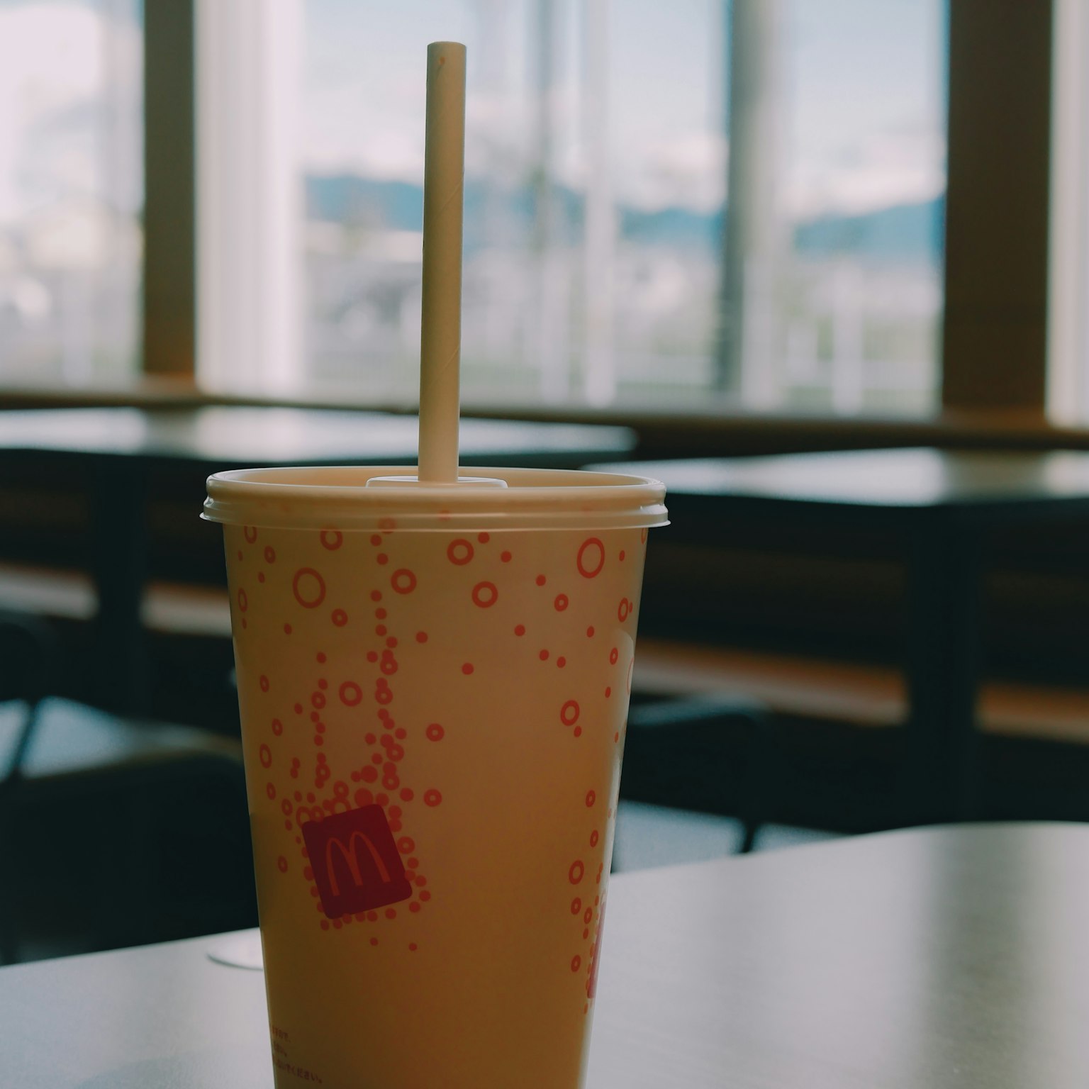 麥當勞飲料杯和吸管背景景色