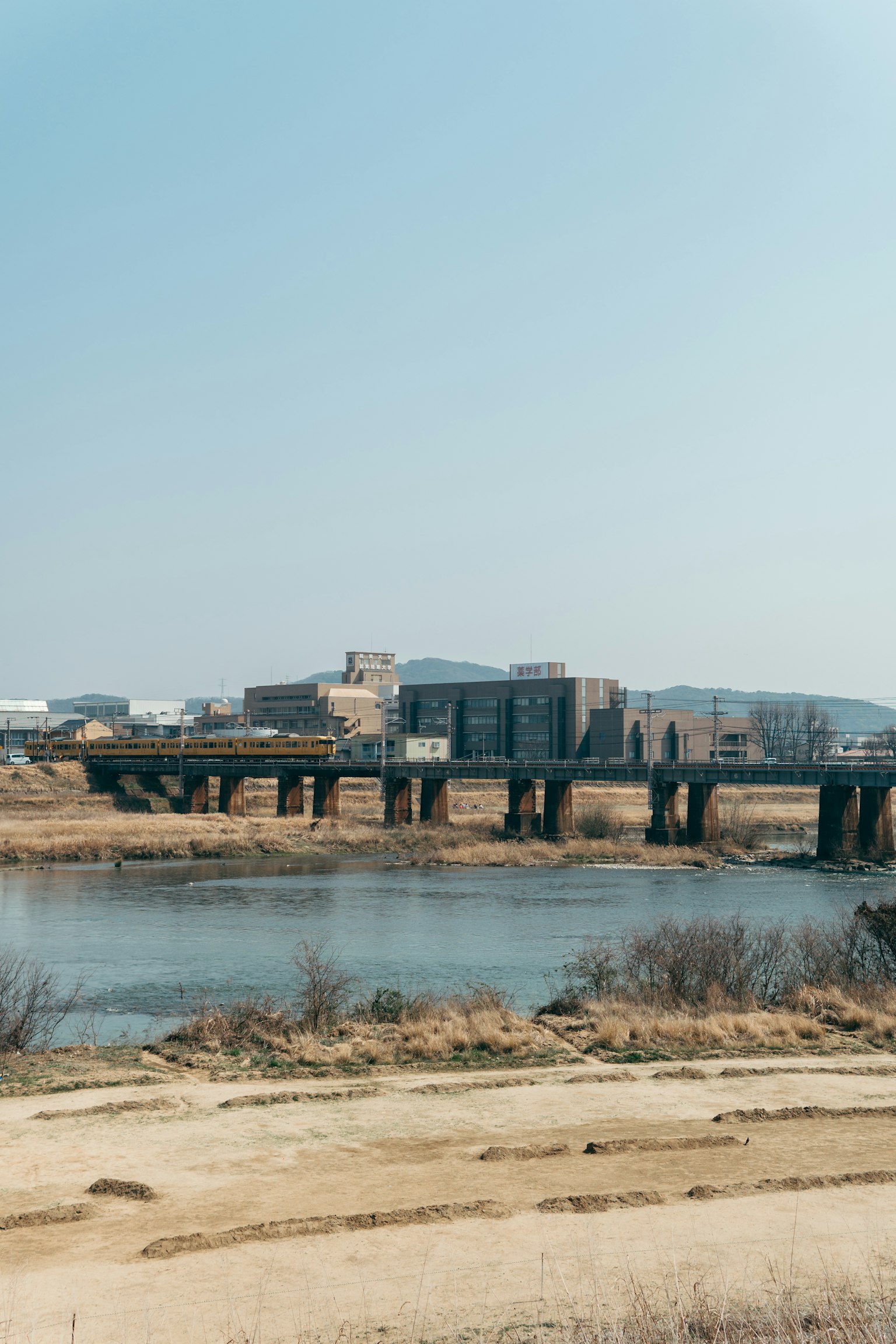 Una vista chiara di un fiume con un ponte e edifici vicini