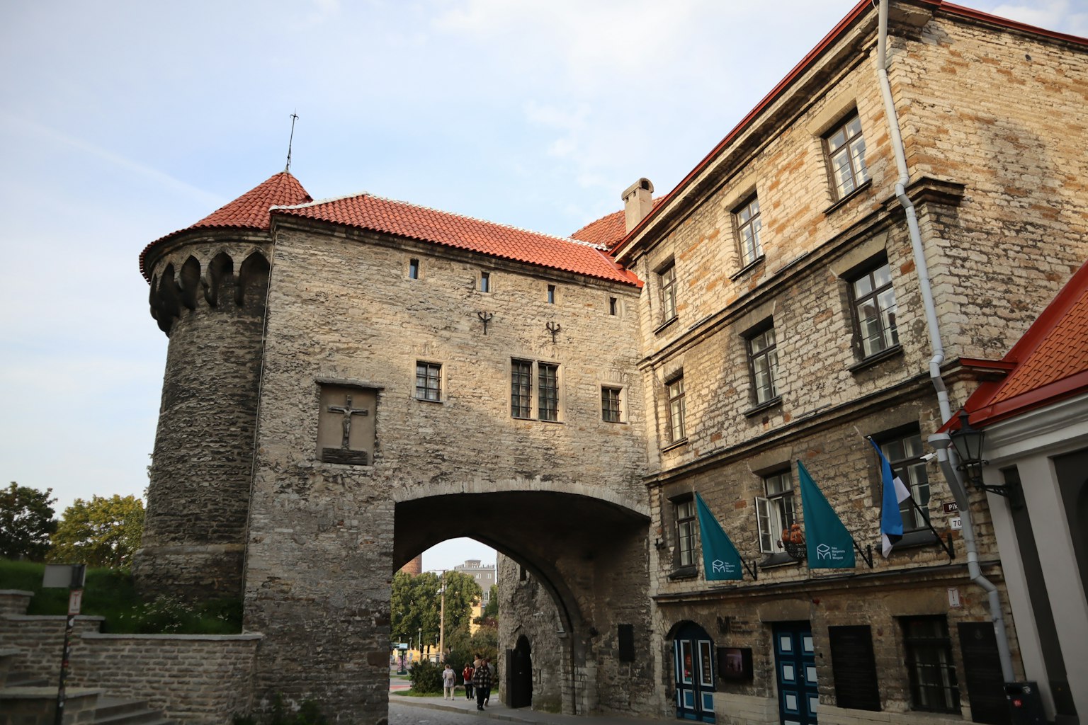 历史街景，特色石塔和红色屋顶建筑