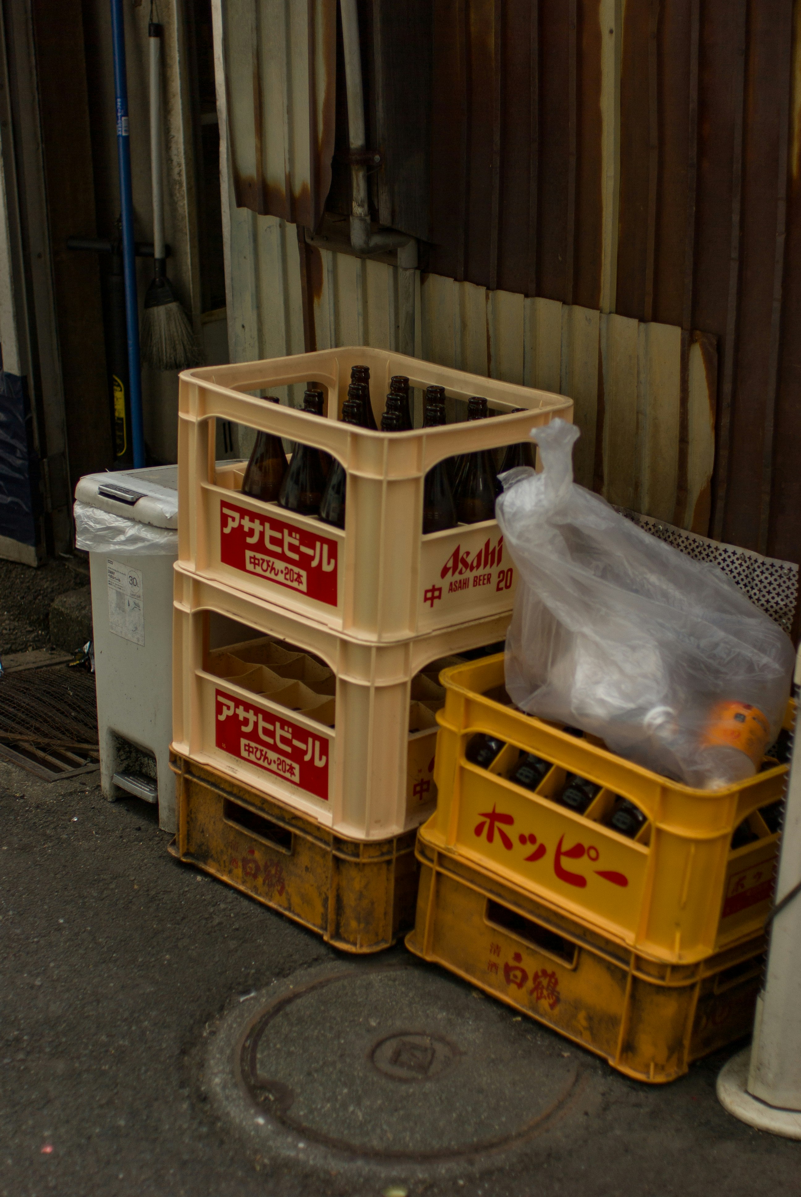 段ボール箱と飲料ボトルが入った屋外のコンテナ