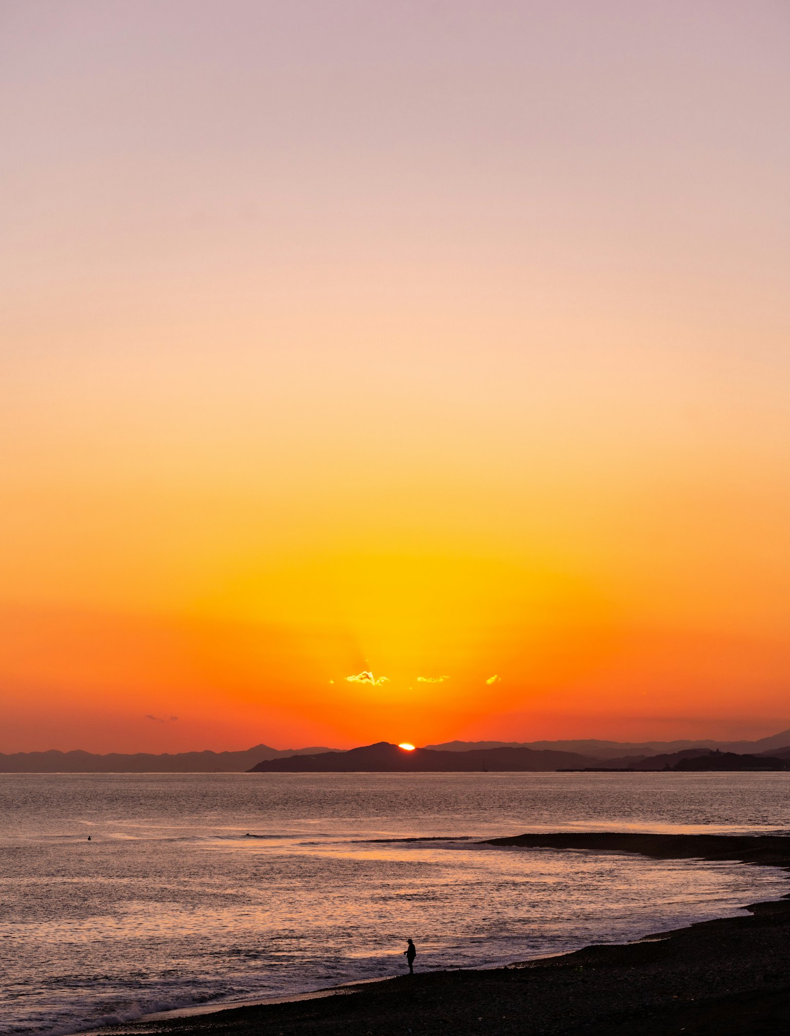 Hermoso atardecer sobre el océano con la silueta de una persona