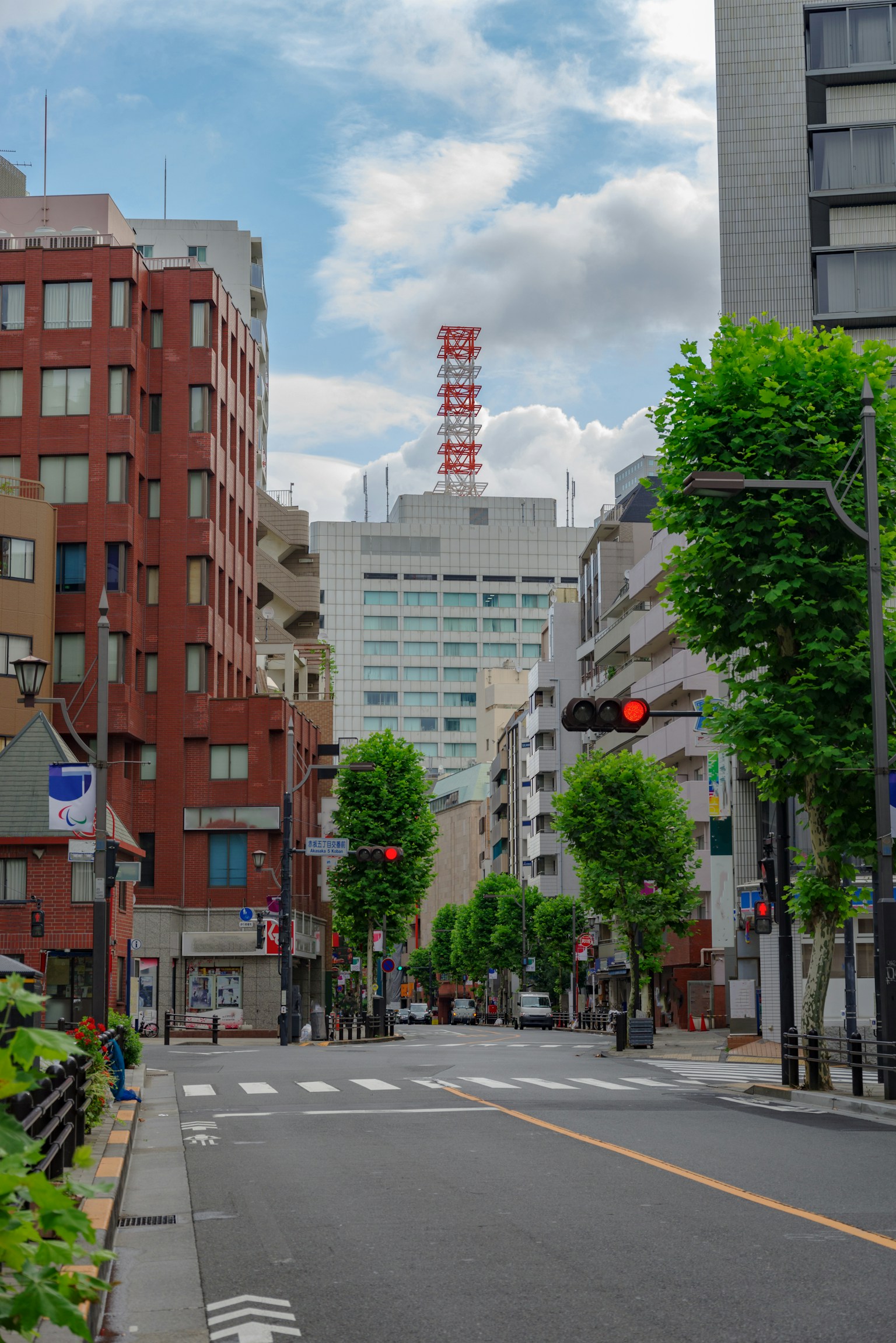 Rue de la ville bordée de bâtiments et d'arbres verts