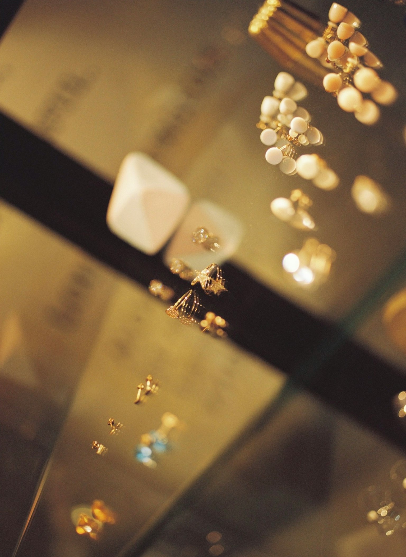 Elegante Schmuckausstellung mit goldenen Accessoires und Ohrringen