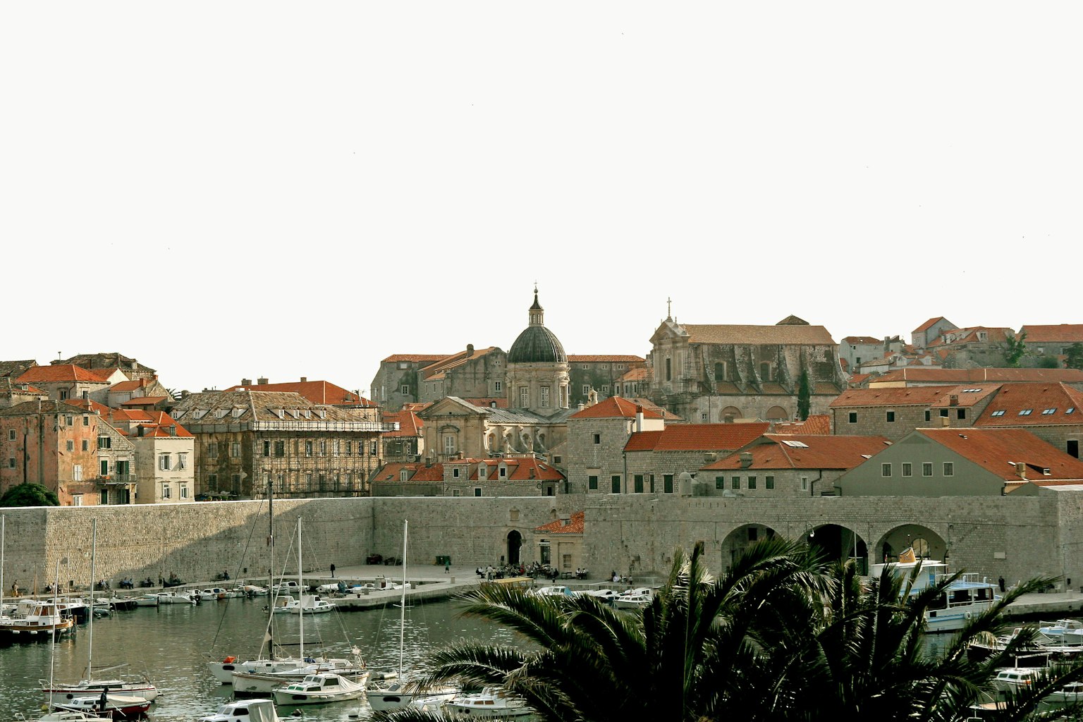 Edifici storici con tetti rossi che si affacciano sul porto di Dubrovnik