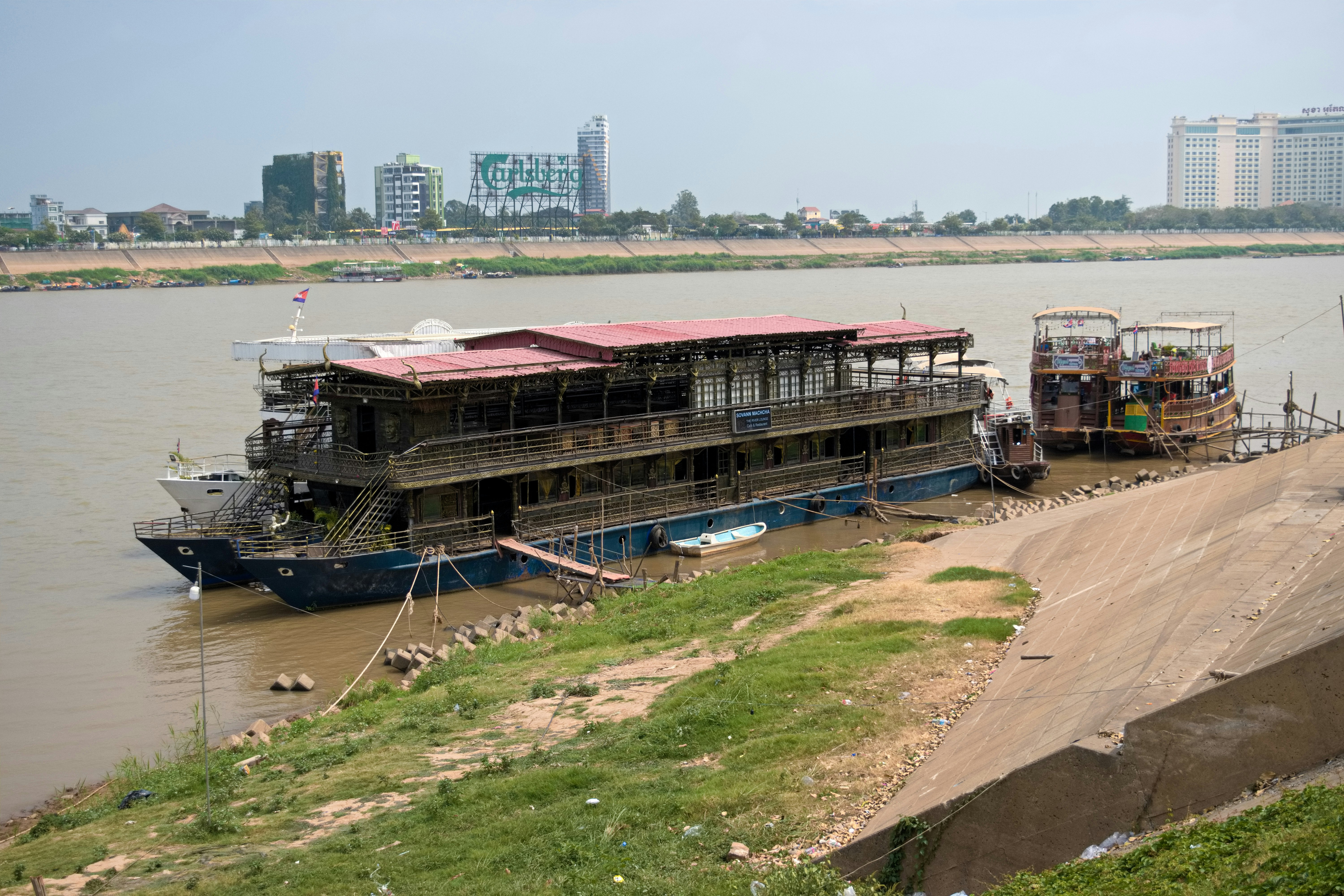 cảnh bến sông với sà lan neo đậu