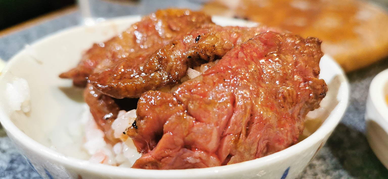 美味的肉类拼盘放在米饭上