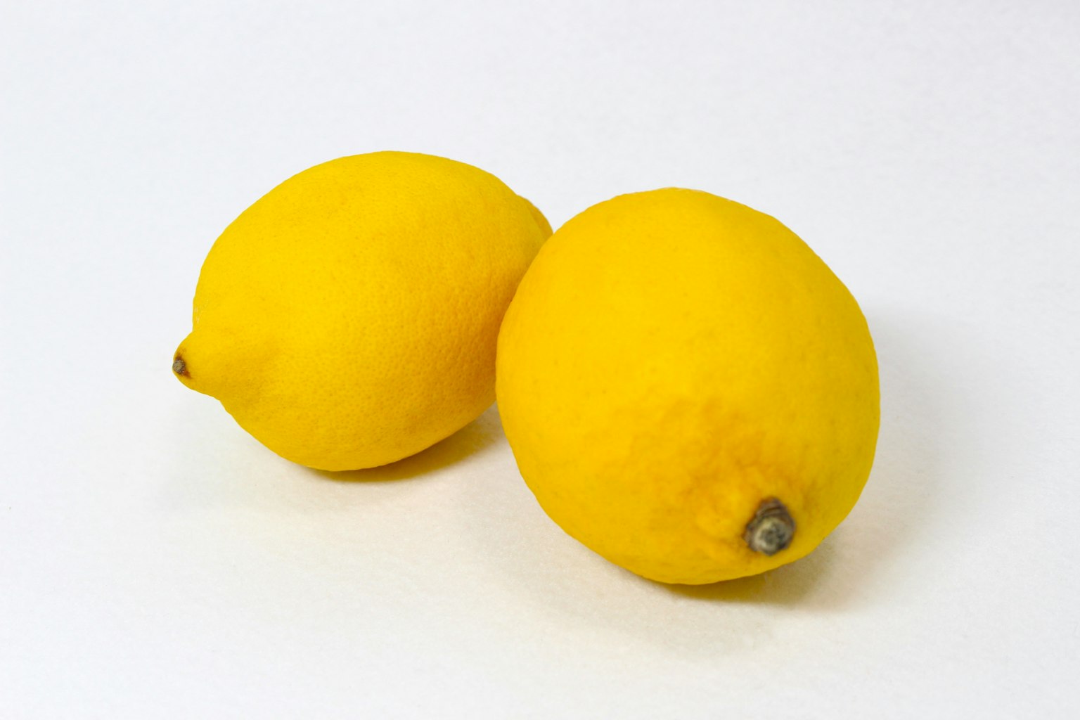 Due limoni freschi su uno sfondo bianco