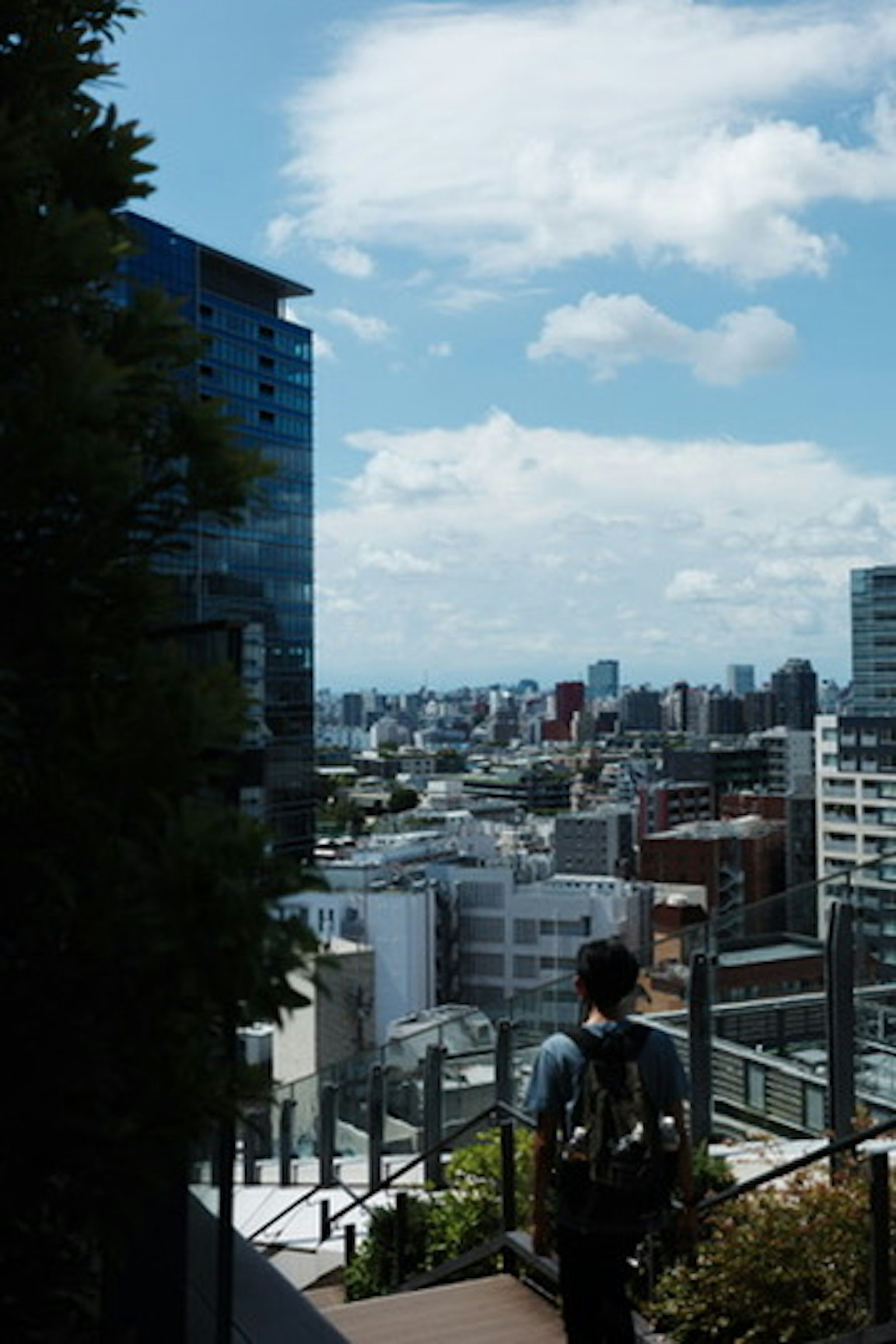 男子俯瞰城市景觀和藍天