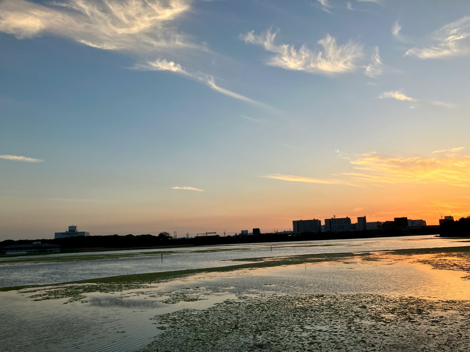 夕阳下平静水面上的天空风景