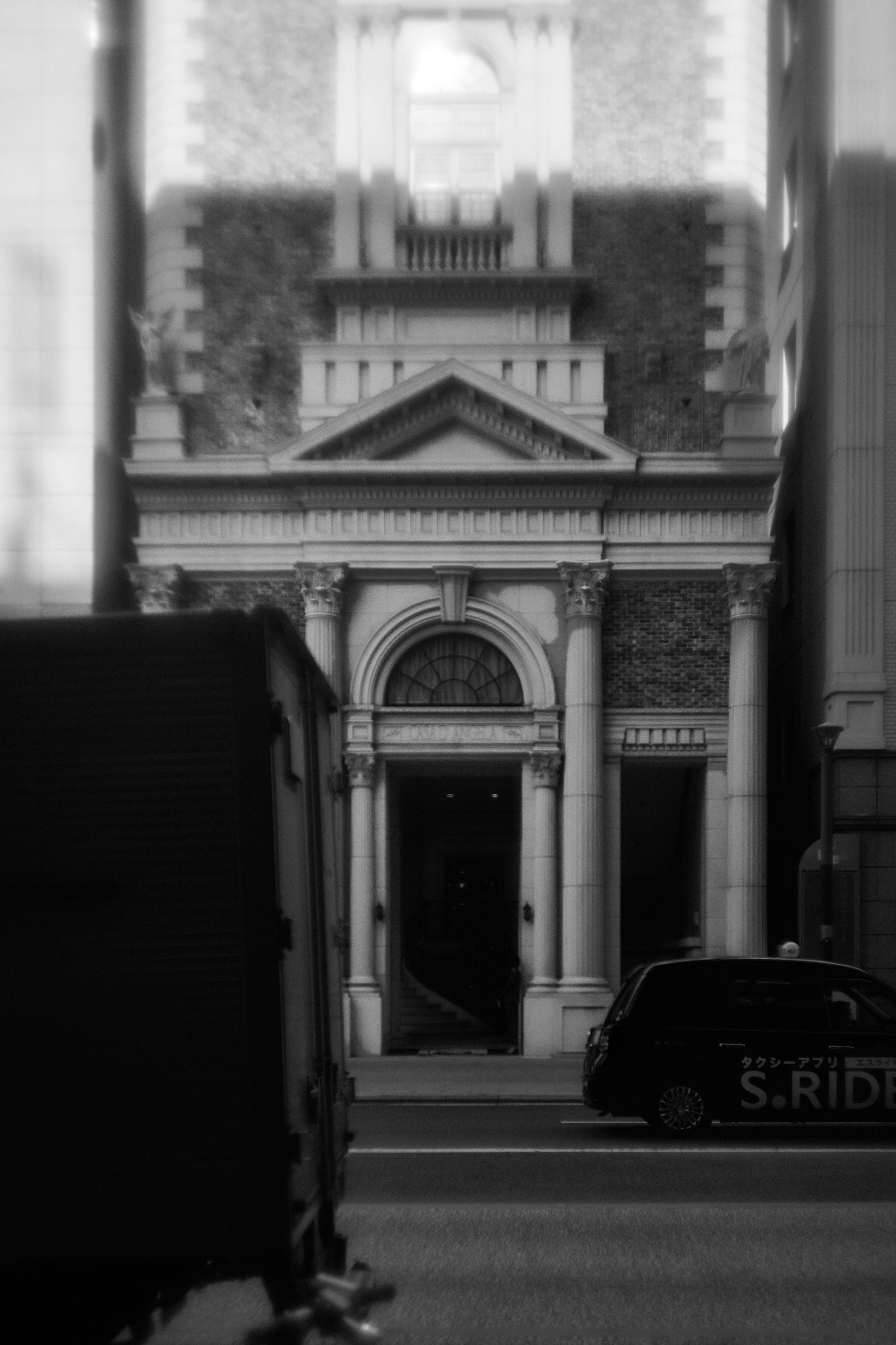 흑백 사진의 고전 건물 입구