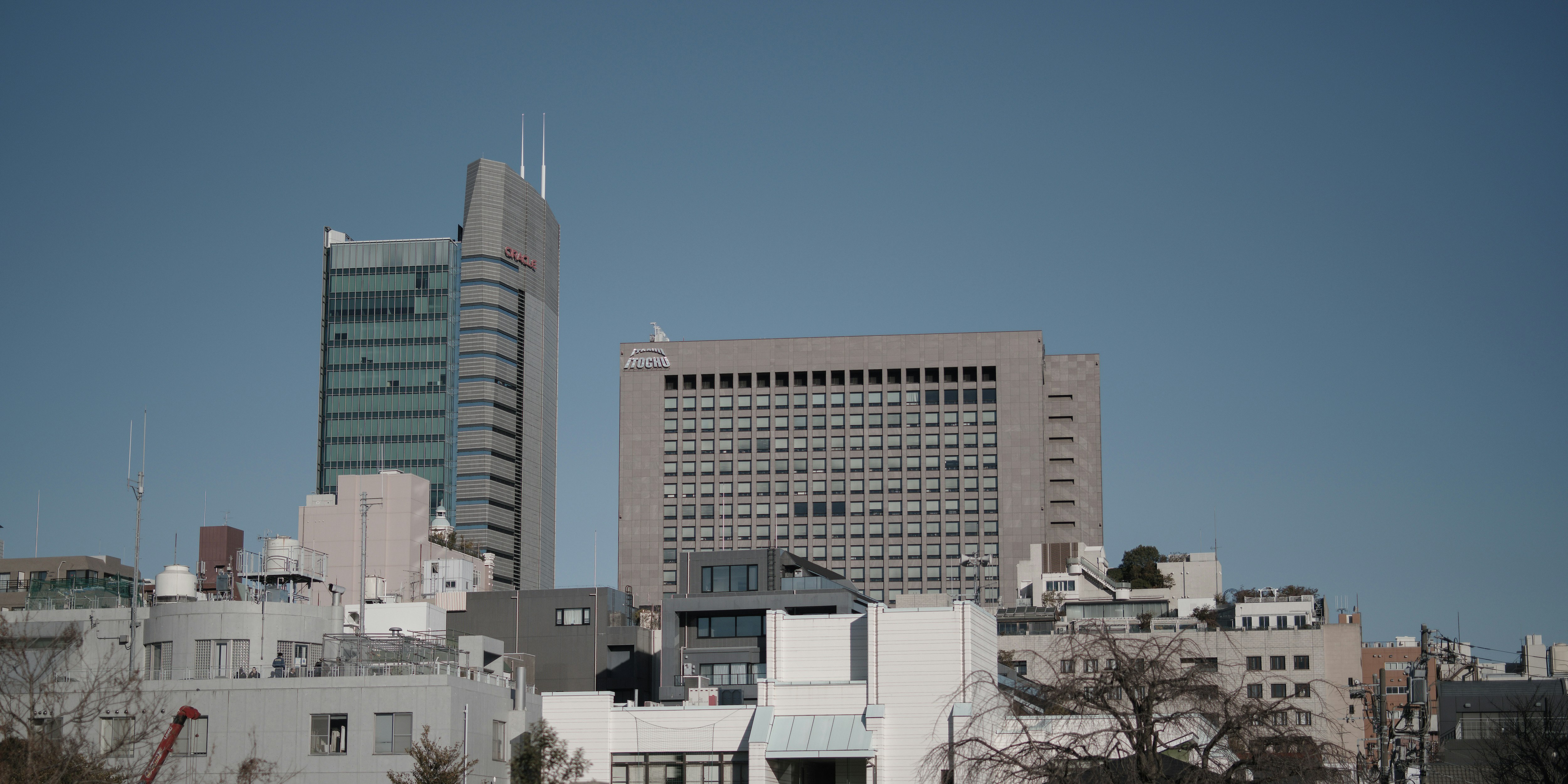 都市の高層ビル群と青空のスカイライン