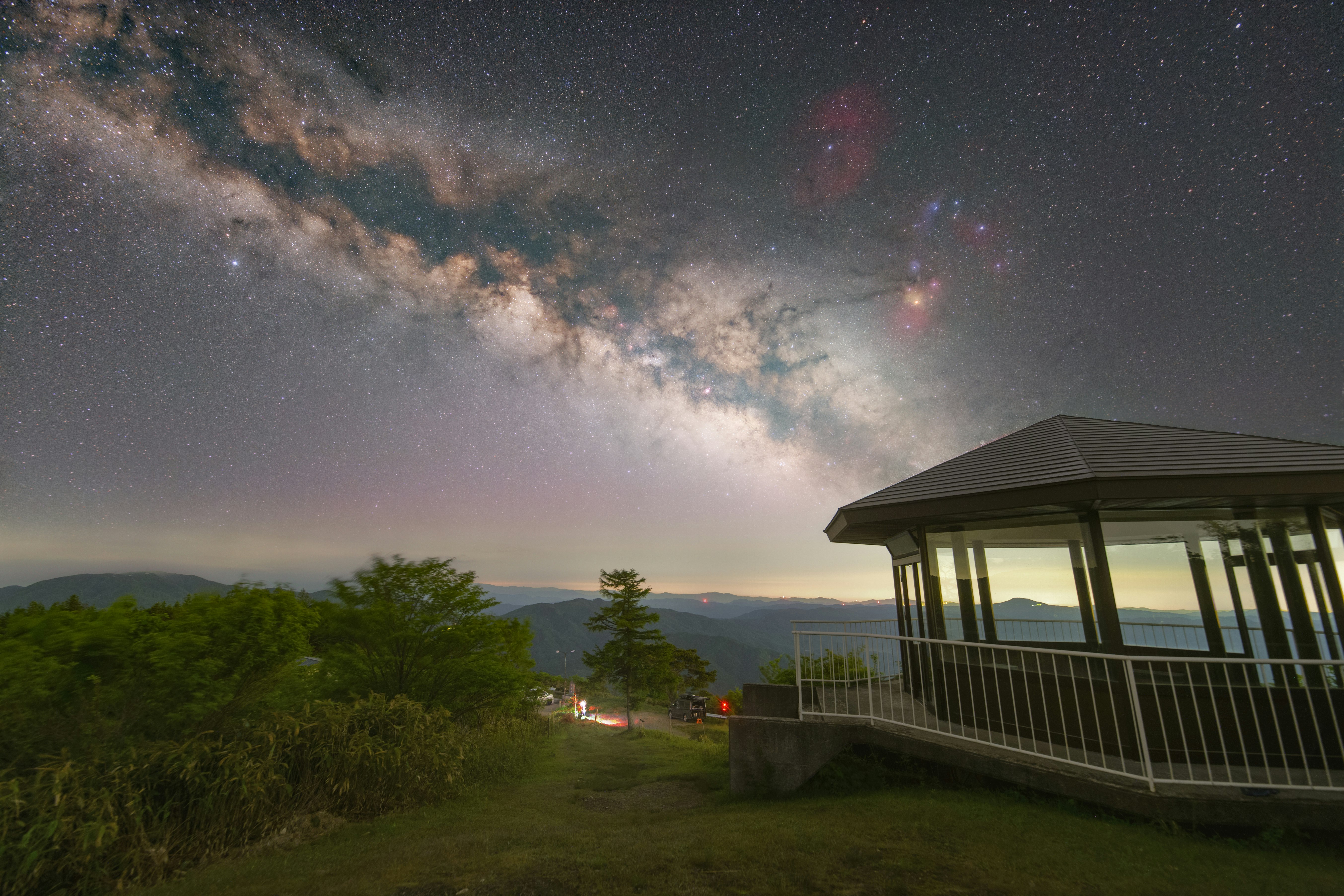 La Vía Láctea y las estrellas sobre una terraza de mirador