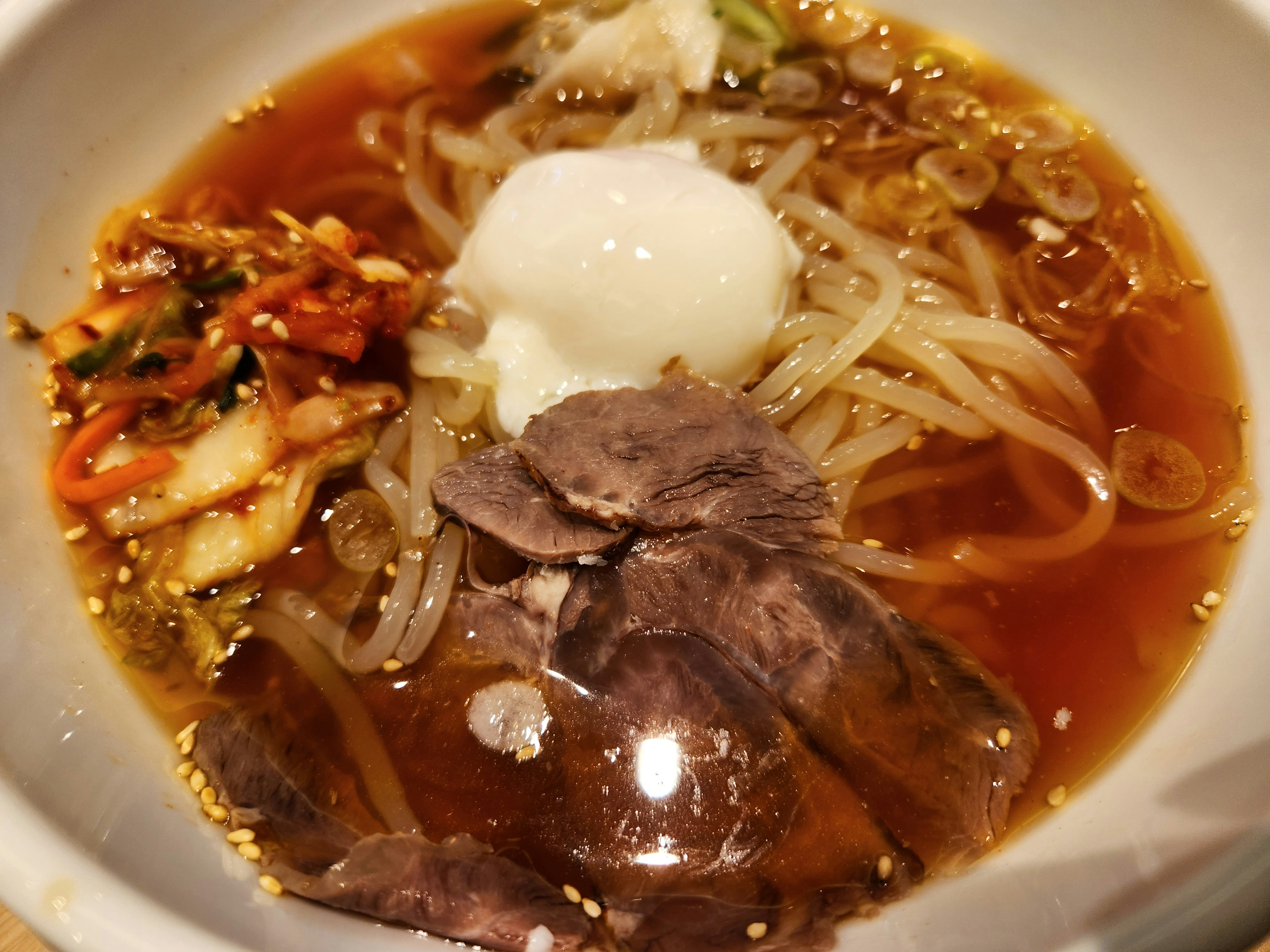 牛肉の入ったスープ麺の器