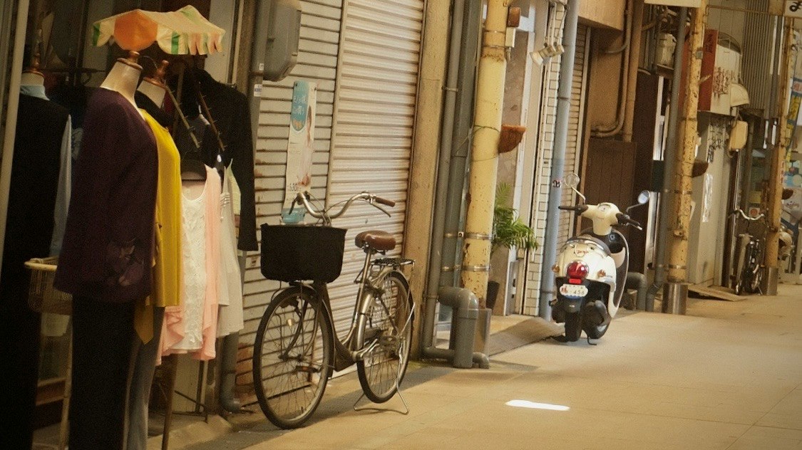 路地の店先に並ぶ自転車とバイク