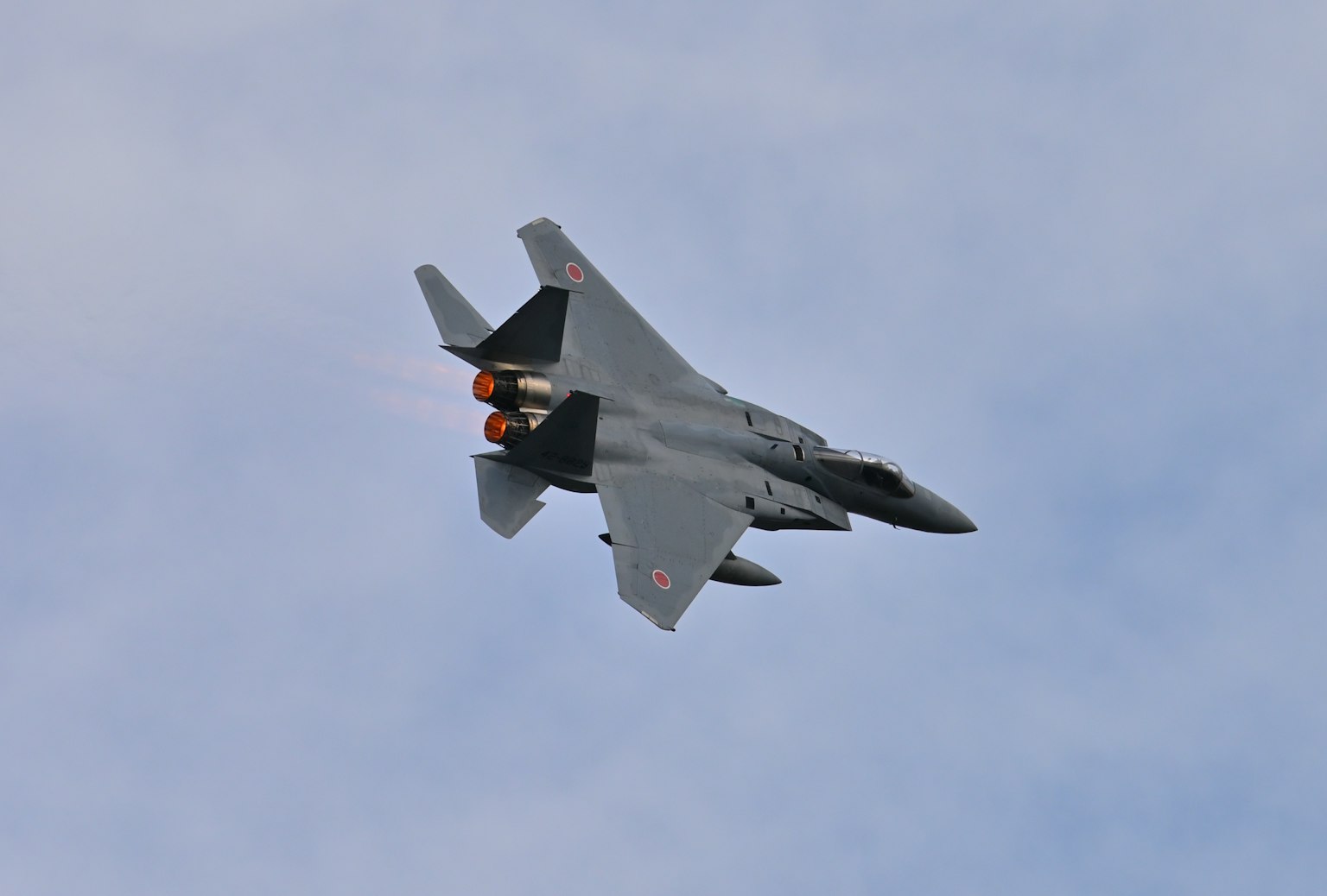 Caccia F-15 che sale nel cielo