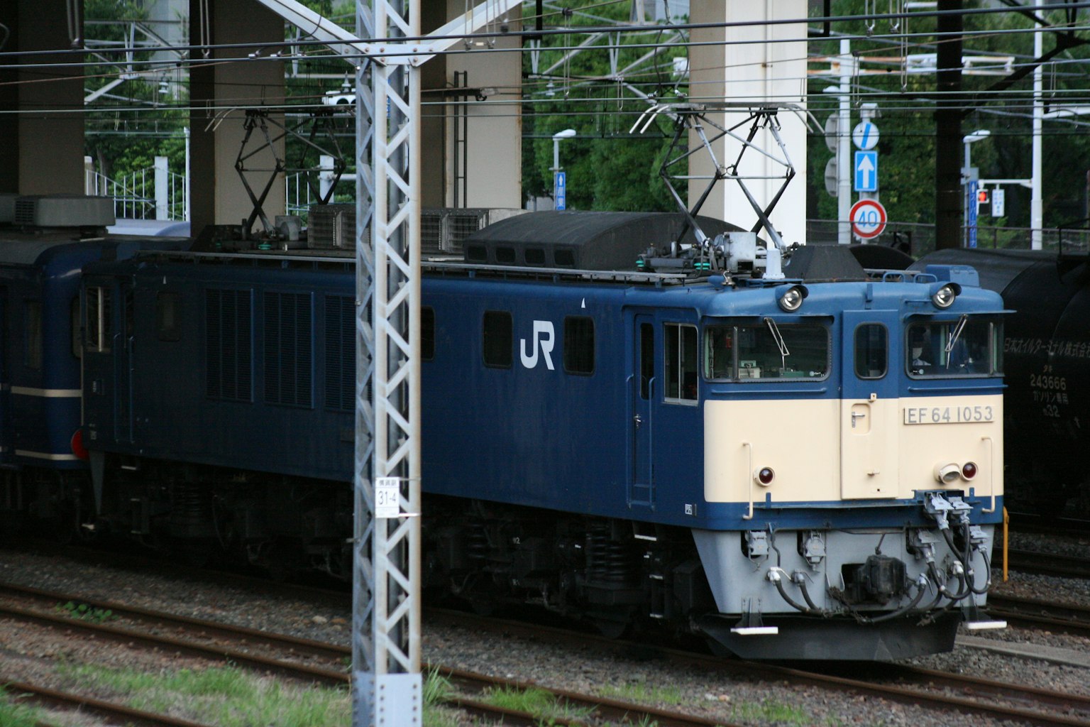 Blaue Elektrolokomotive auf Gleisen in einem Bahnhof