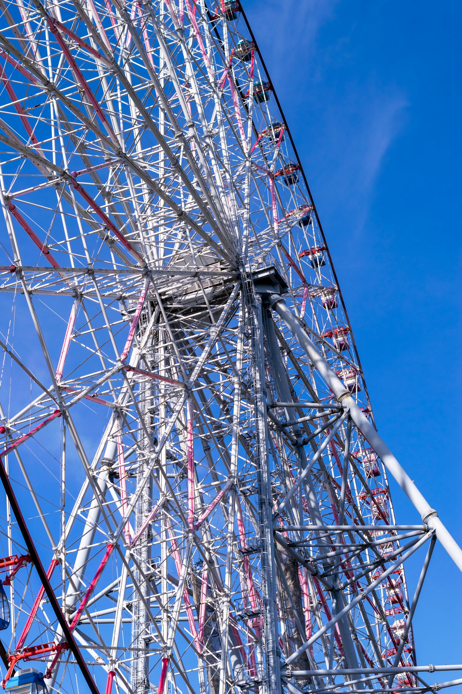 Image montrant la structure d'une grande roue sous un ciel bleu