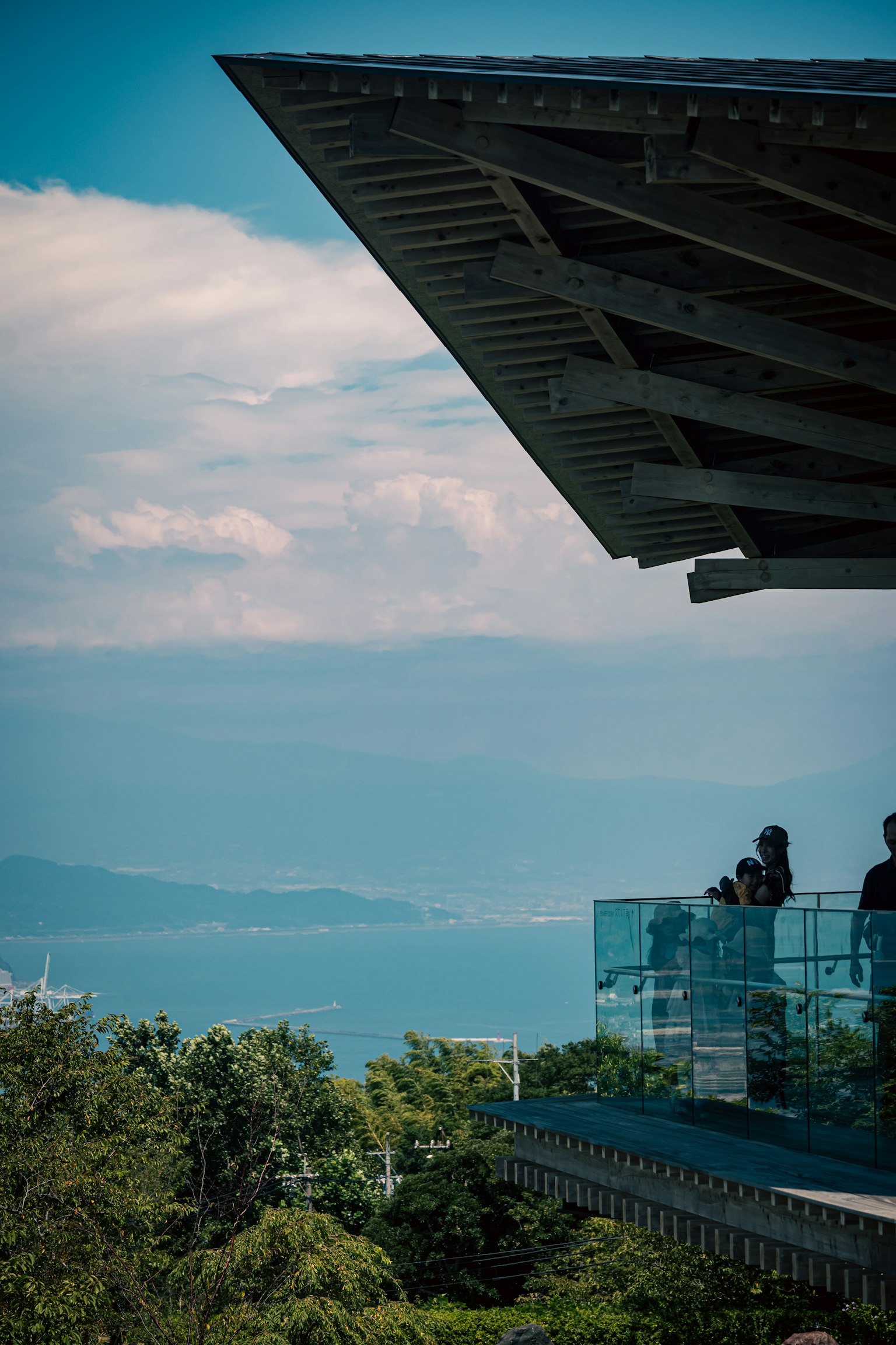 現代建築屋頂與陽台俯瞰美麗海景和站著的人