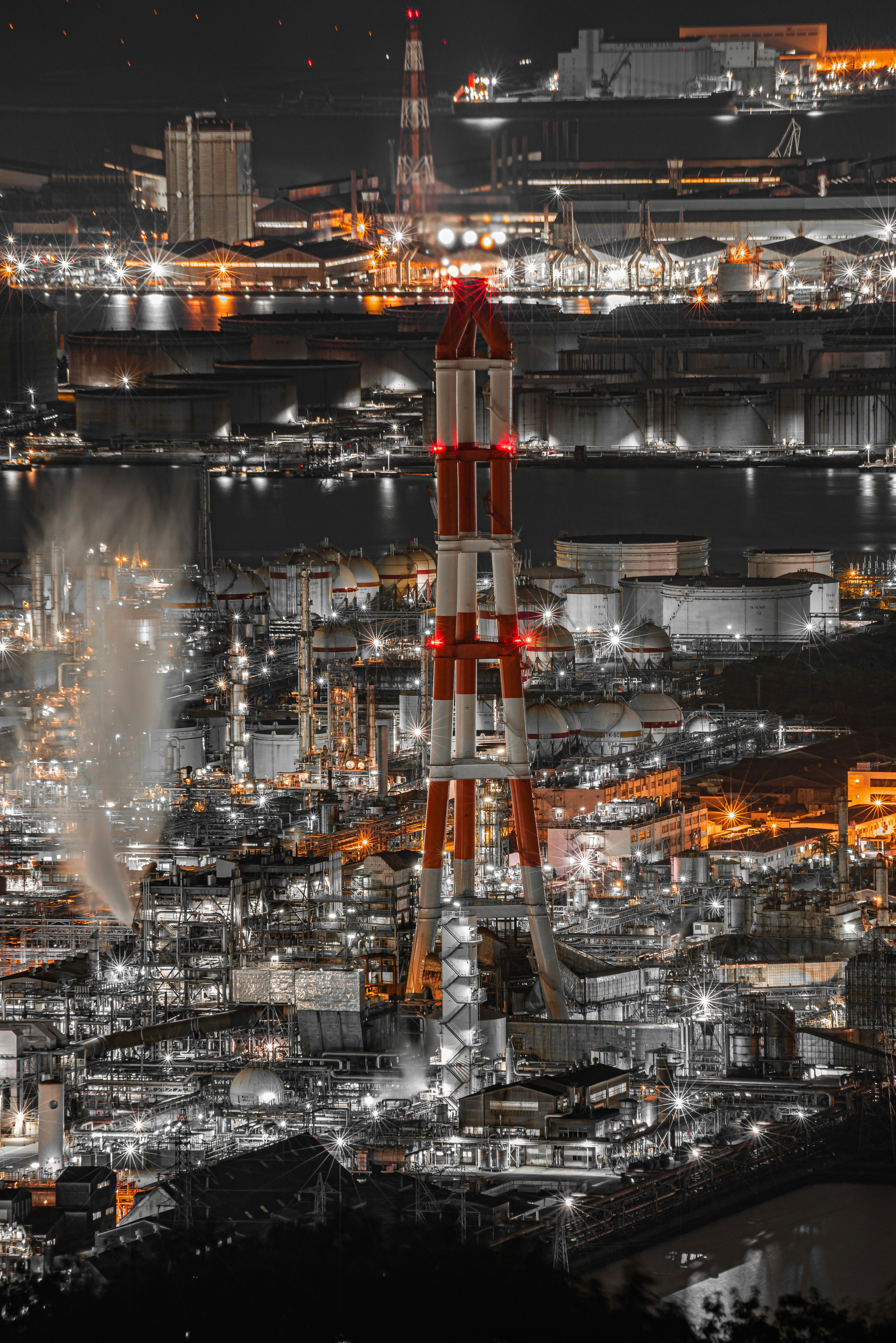工場の夜景と煙突のある港湾工業地帯