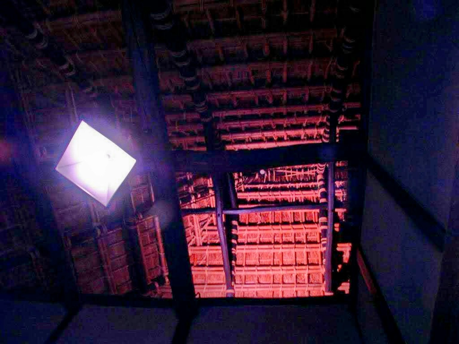展示屋顶内部结构的图像，具有独特的红色照明