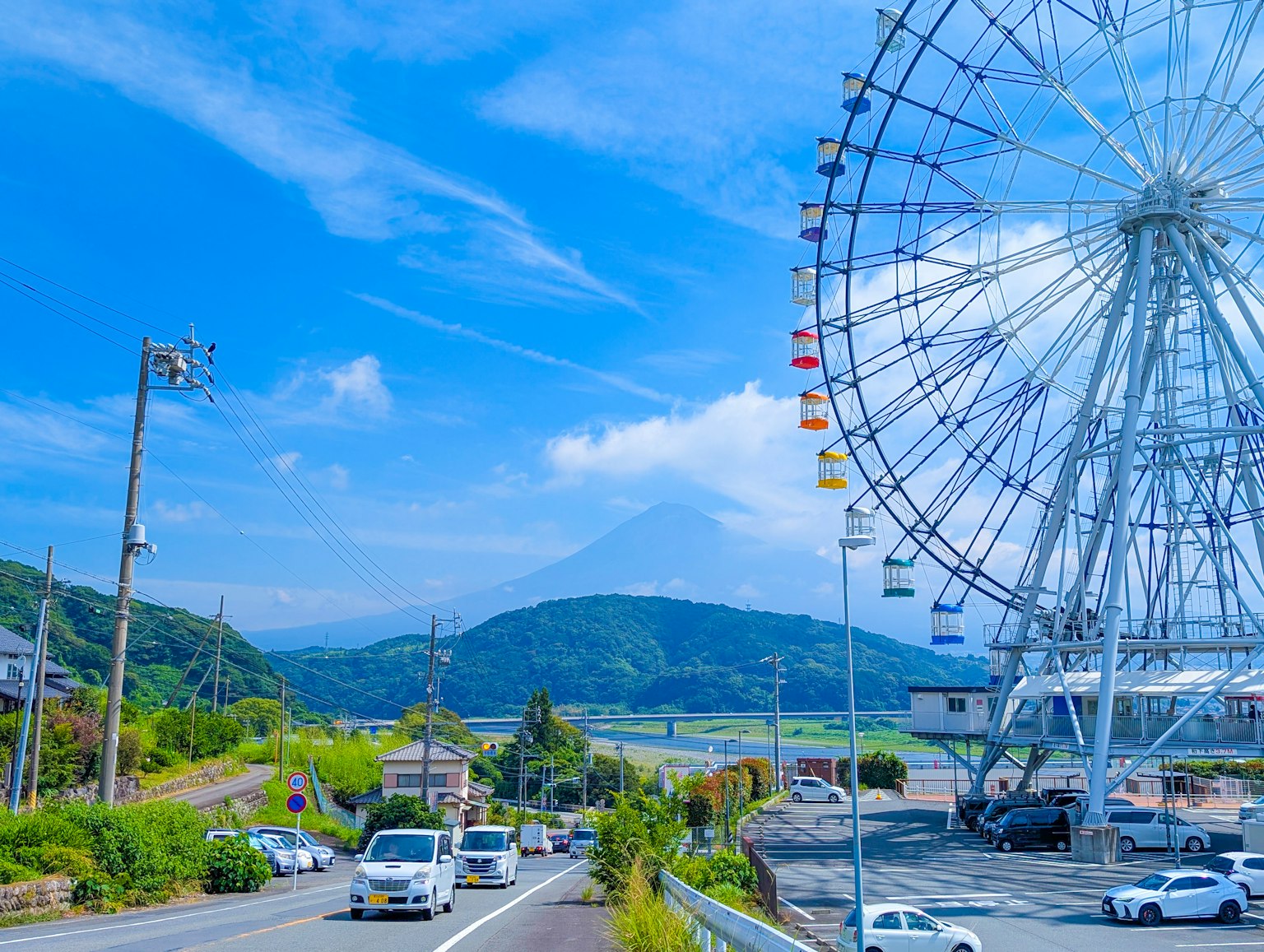 Rueda de la fortuna con el monte Fuji al fondo y cielo azul claro