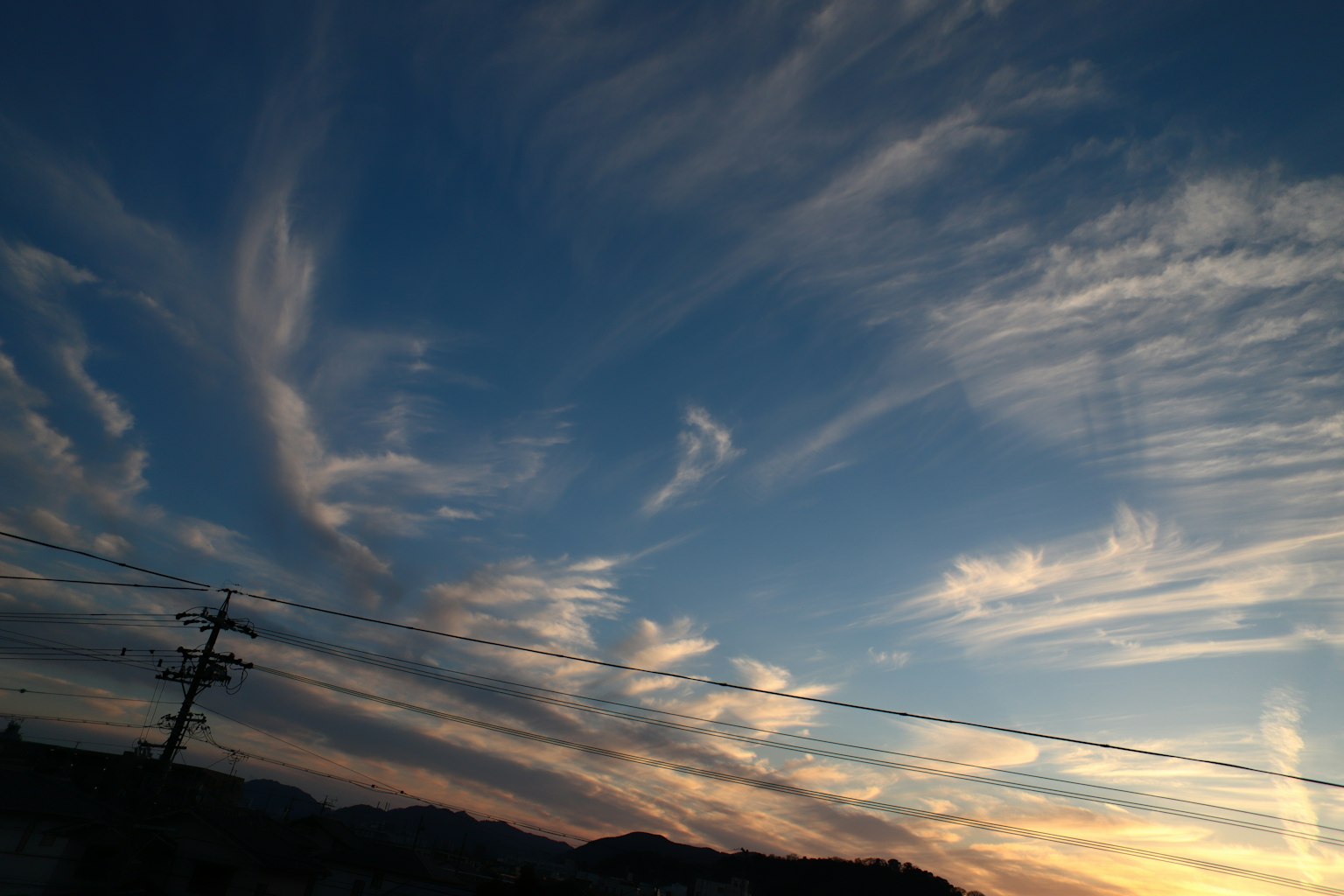 美麗的日落天空與雲彩和藍色調