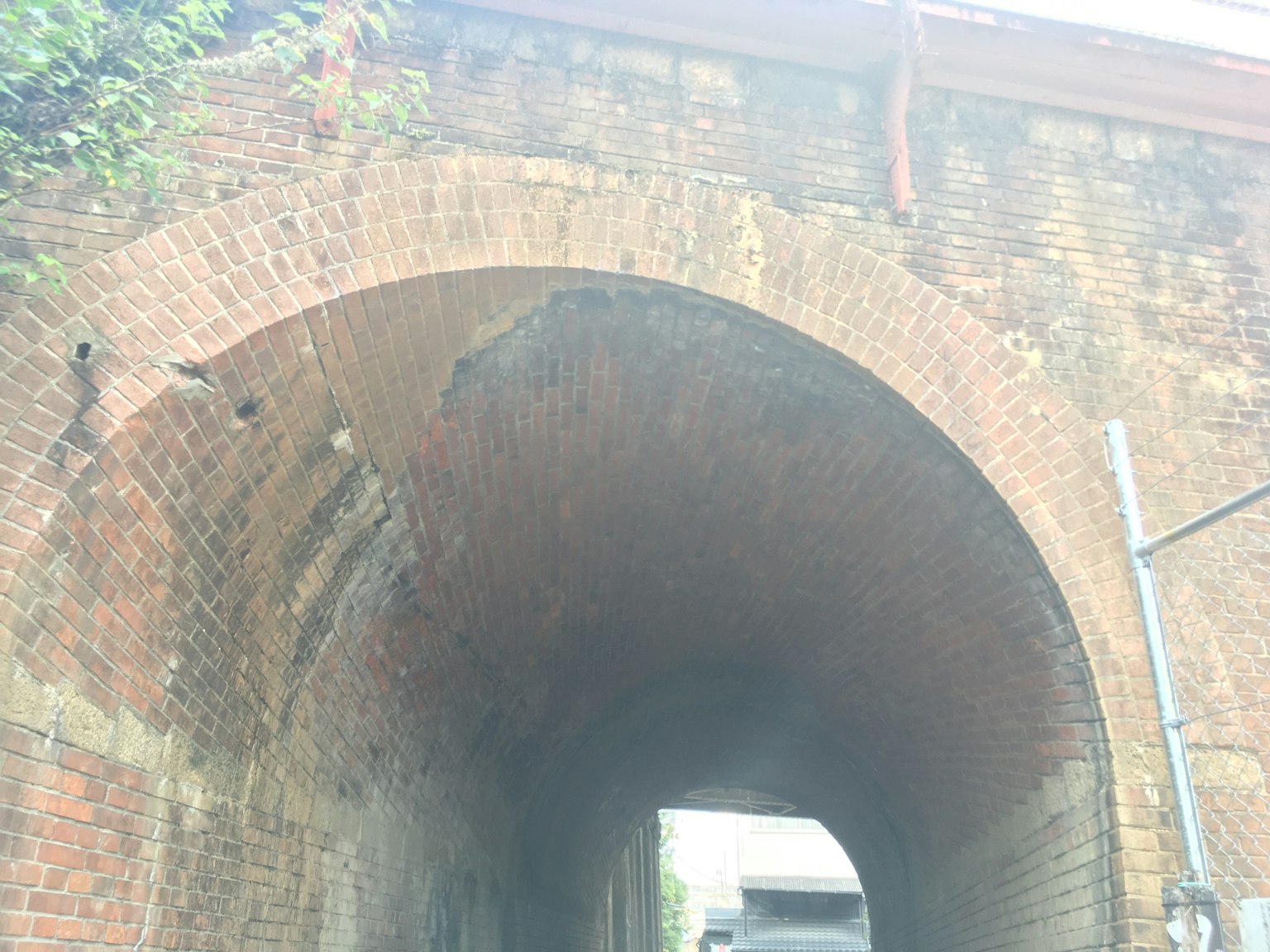 Innenansicht eines alten Backsteinbogen-Tunnels