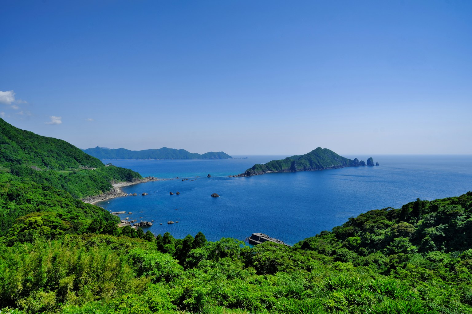 Vista panoramica dell'oceano blu e delle montagne verdi