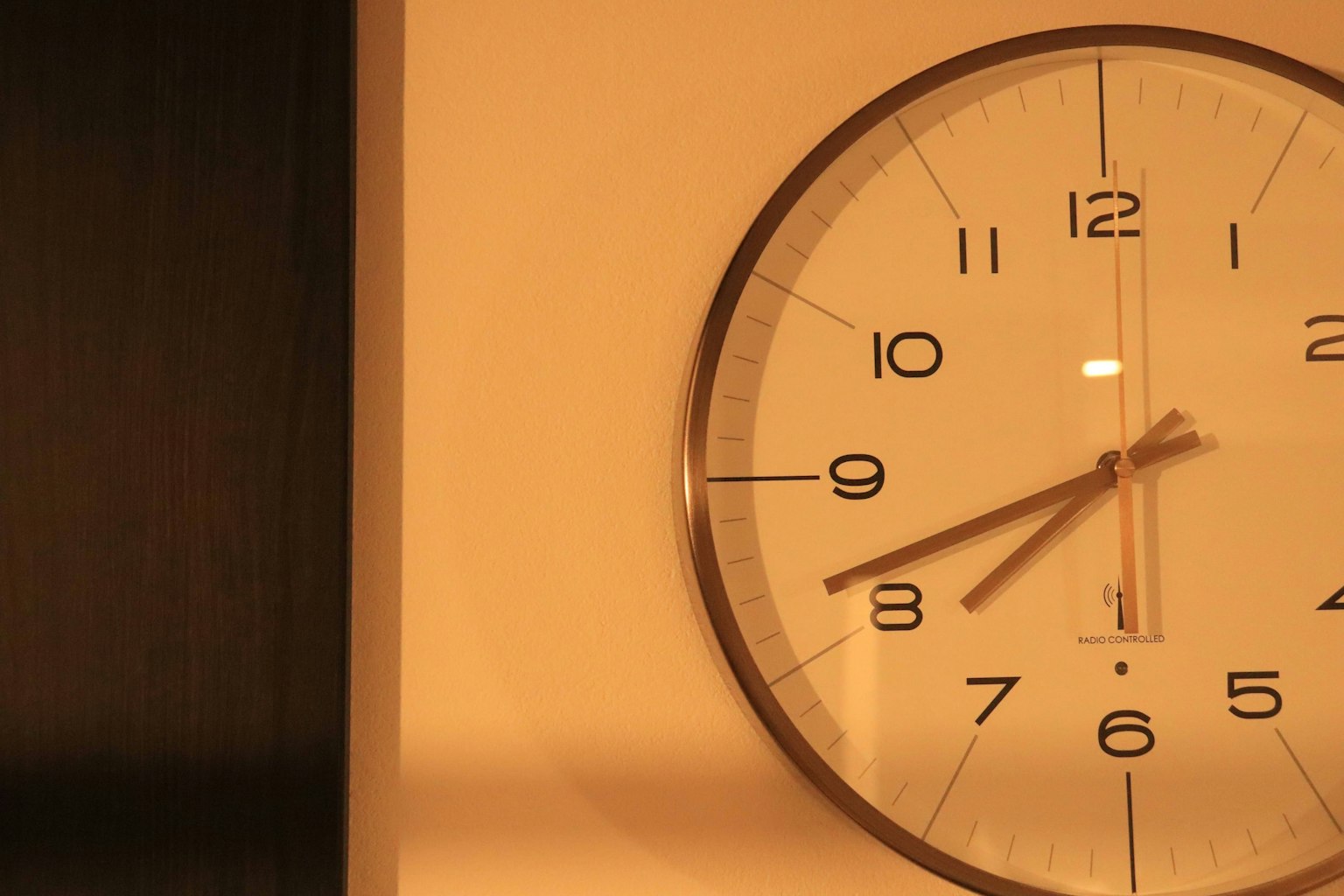 Horloge murale avec un cadran blanc affichant l'heure