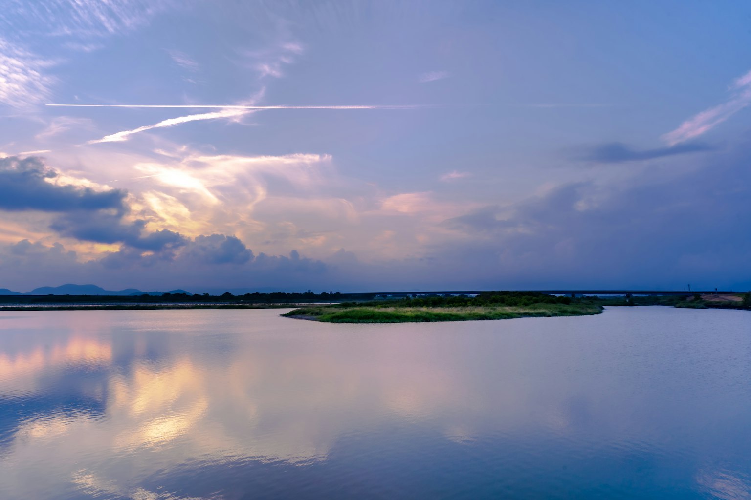 寧靜的湖景與美麗的雲朵倒影
