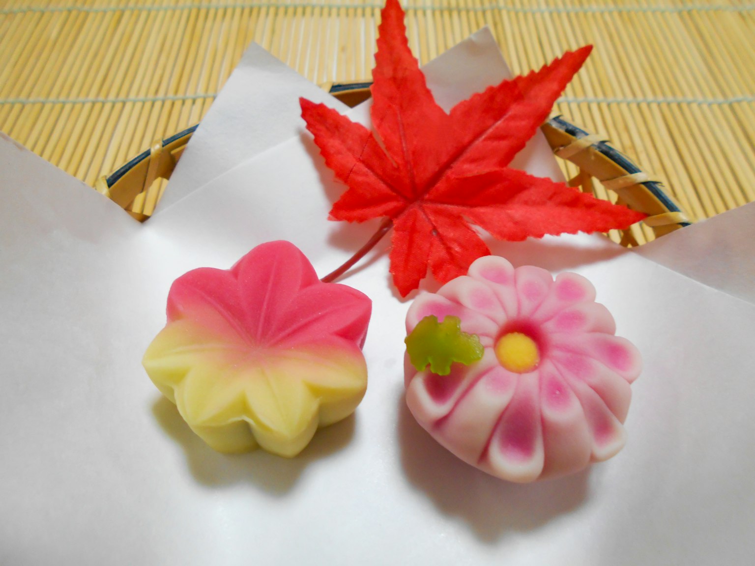 Schöne Anordnung von Wagashi mit rotem Ahornblatt