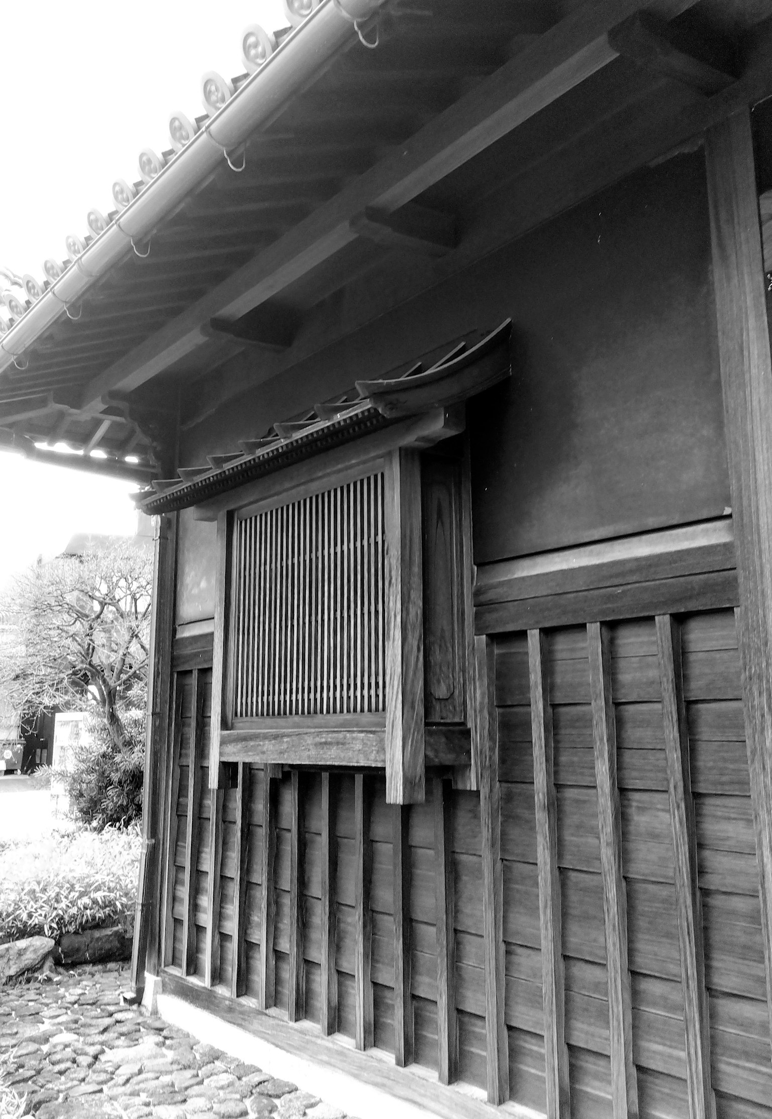 Detail bangunan kayu tradisional Jepang dengan atap miring