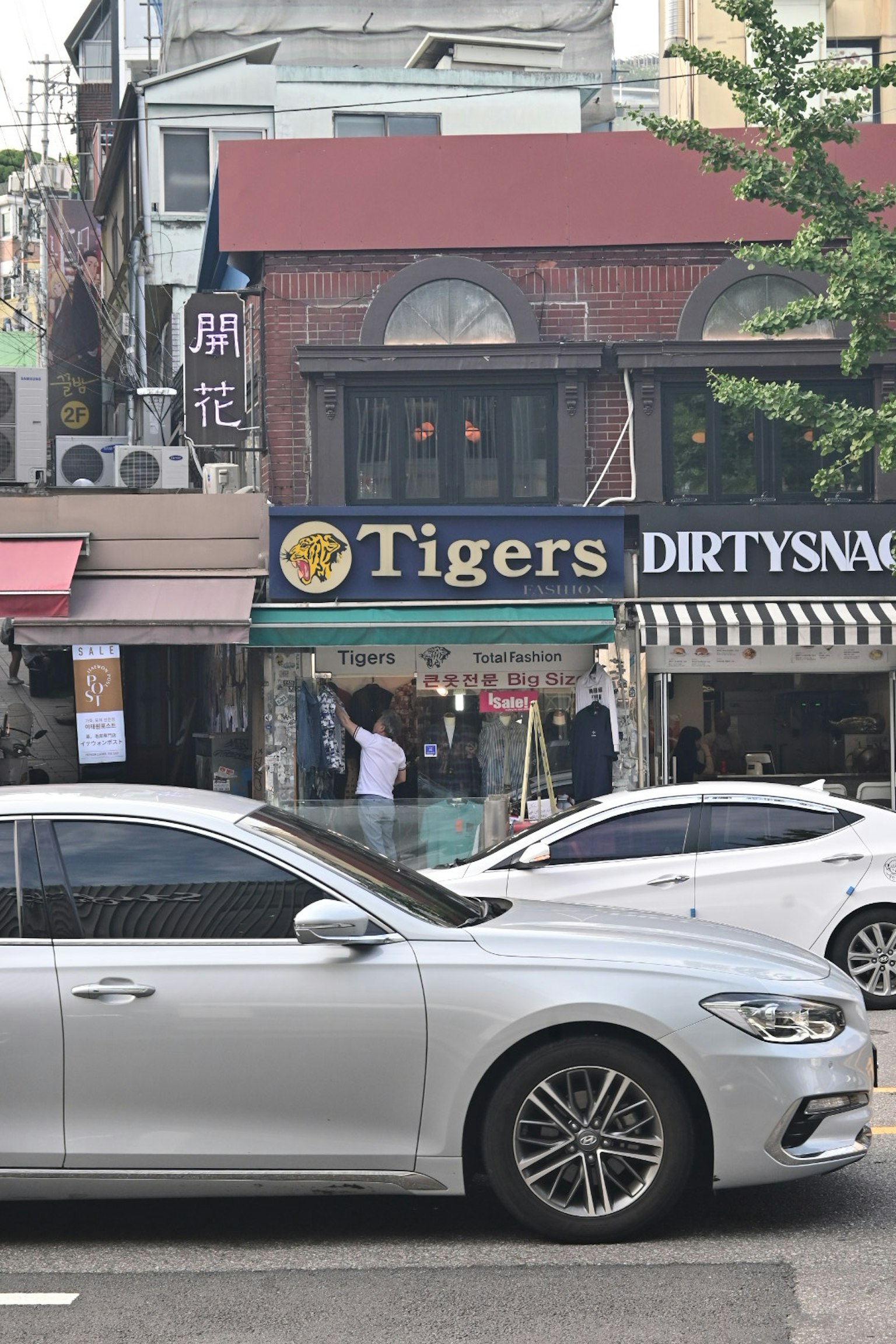 街景中有Tigers招牌和停放的汽车