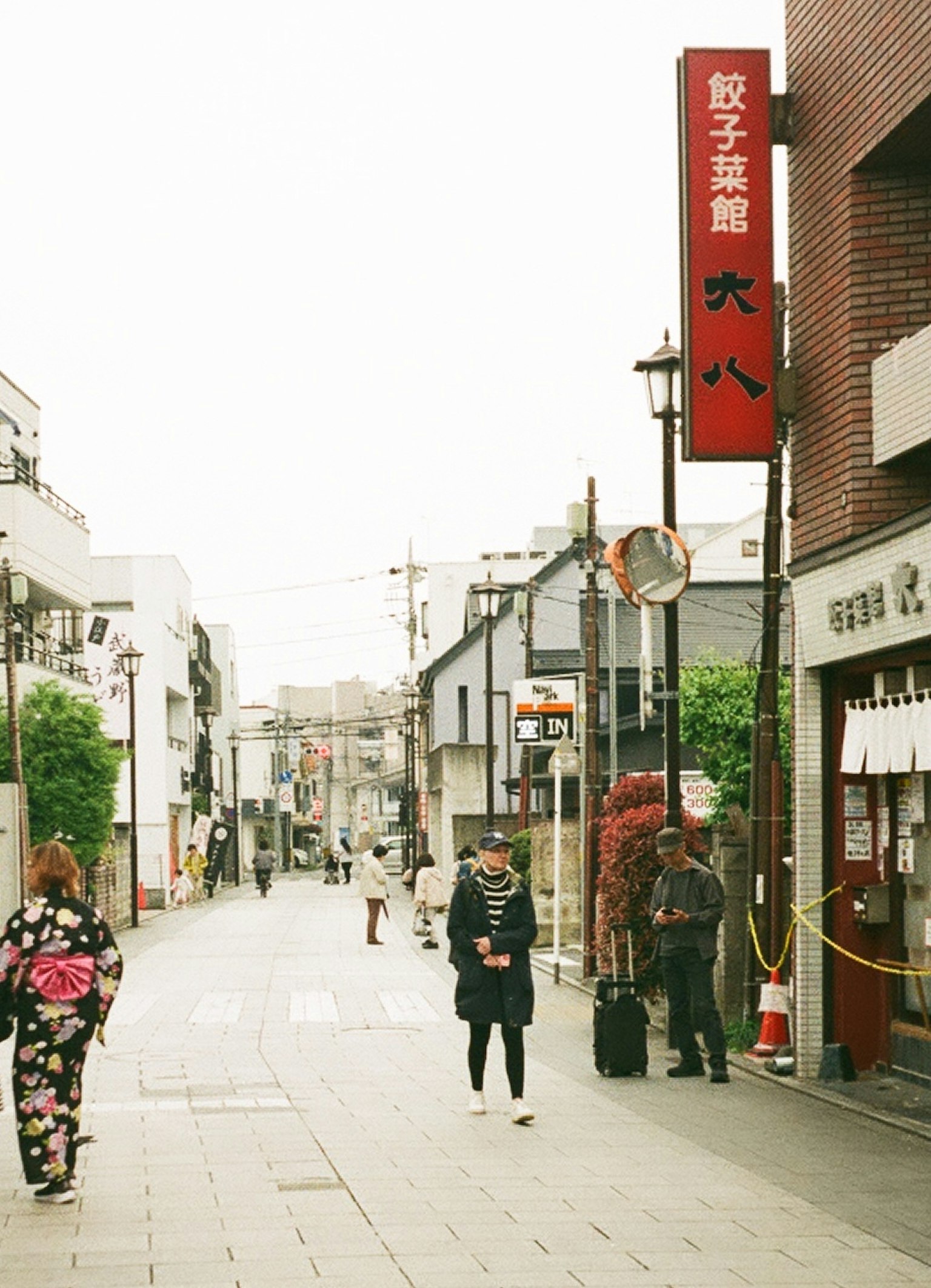 Rue animée avec des gens et un kimono traditionnel japonais