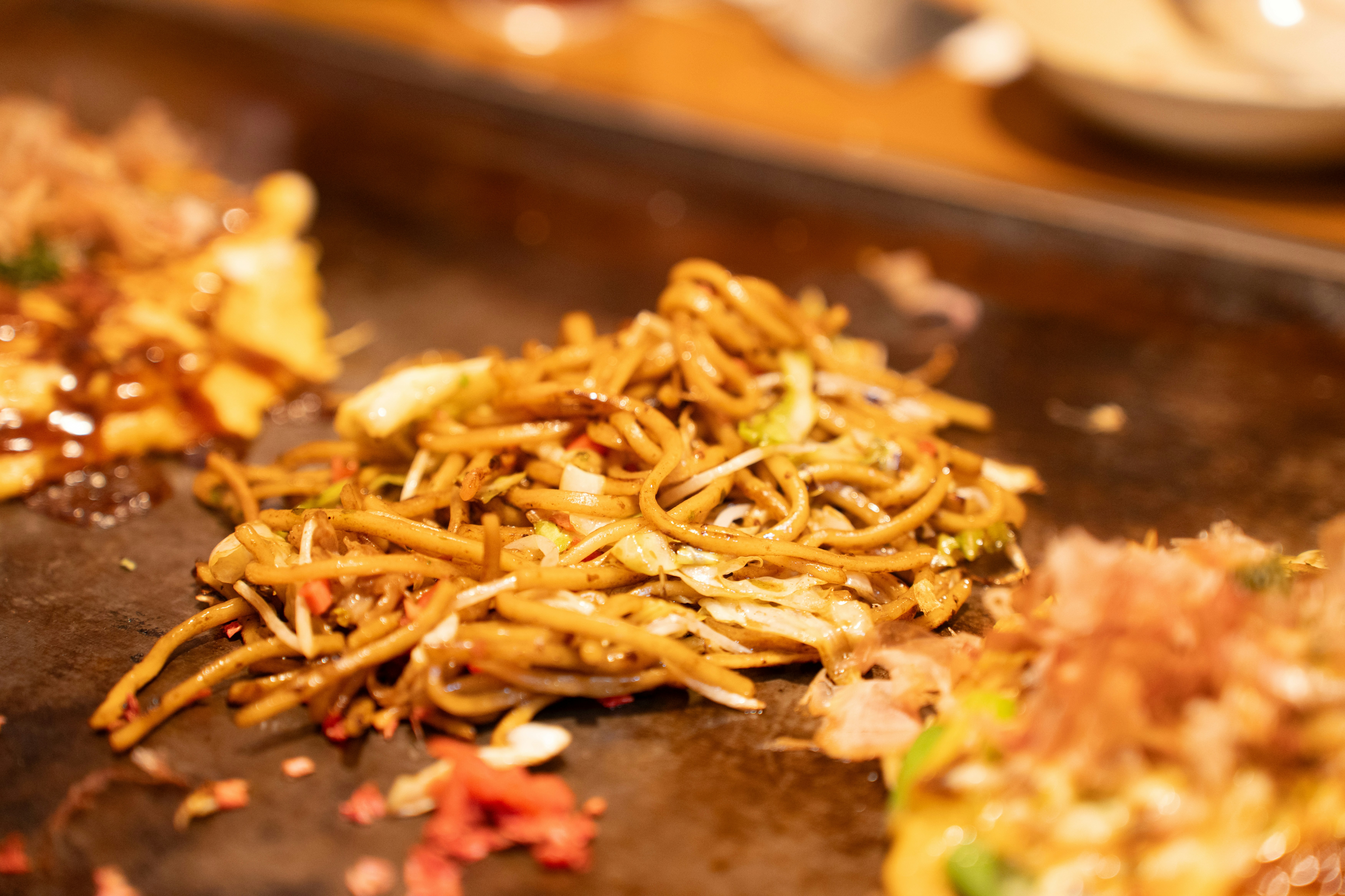 鉄板で焼かれる焼きそばの麺と具材
