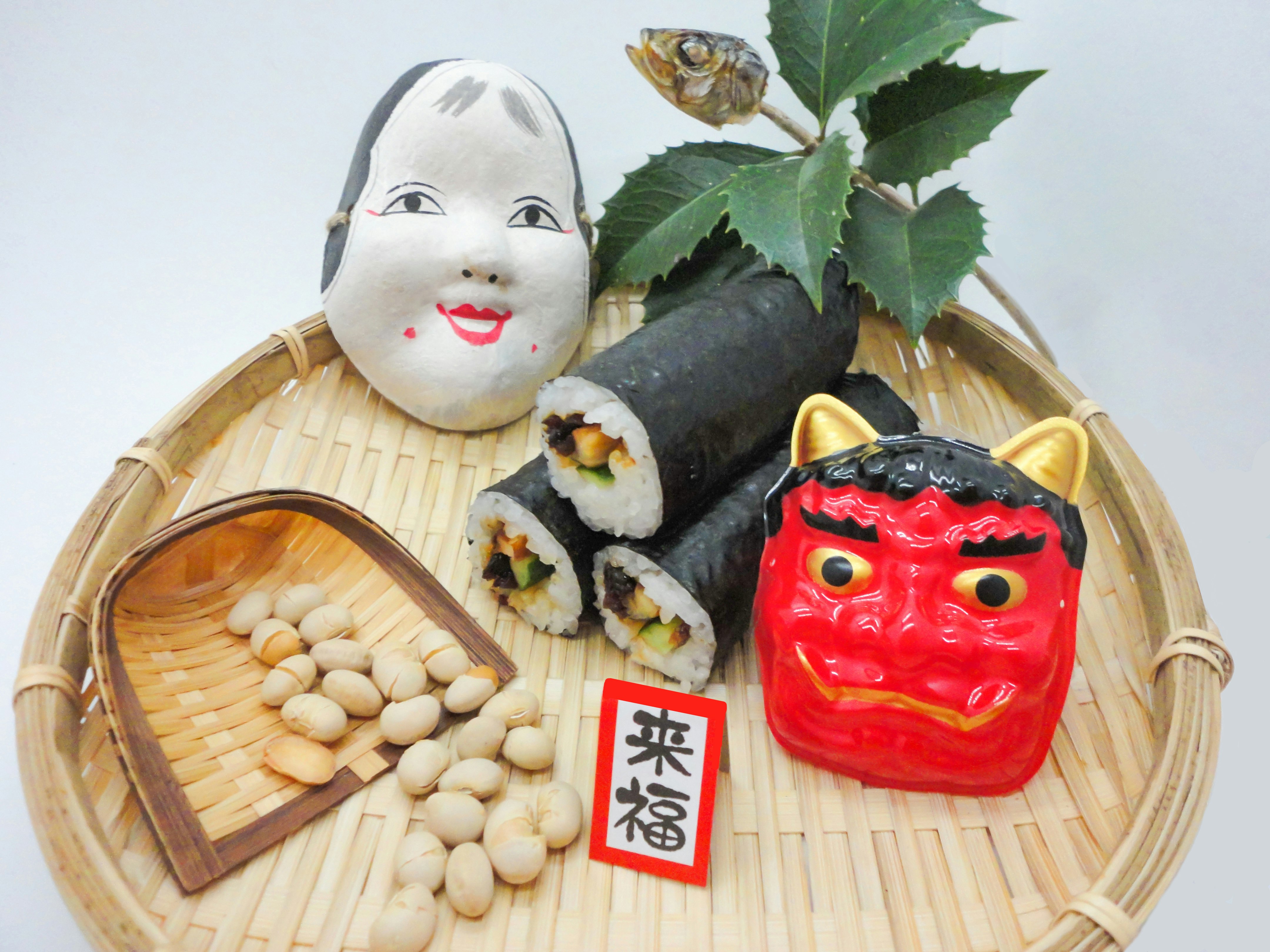 おにぎりと節分の鬼の置物がのった竹かご