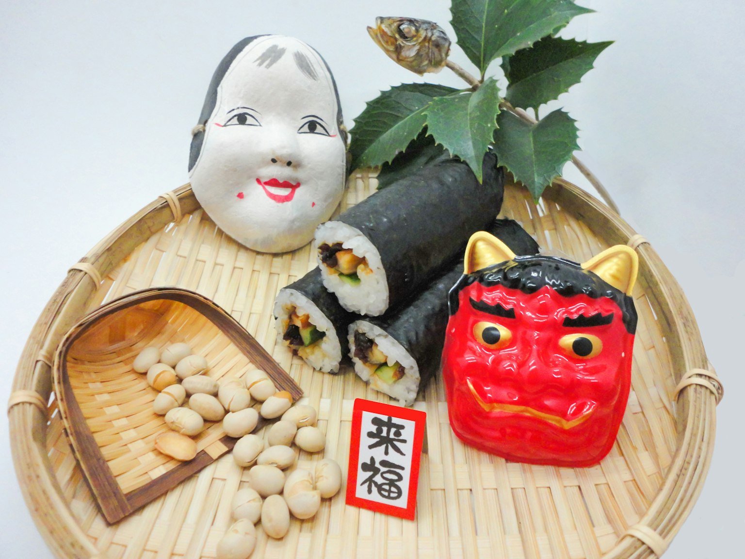 Un piatto di bambù con sushi e maschere giapponesi tradizionali