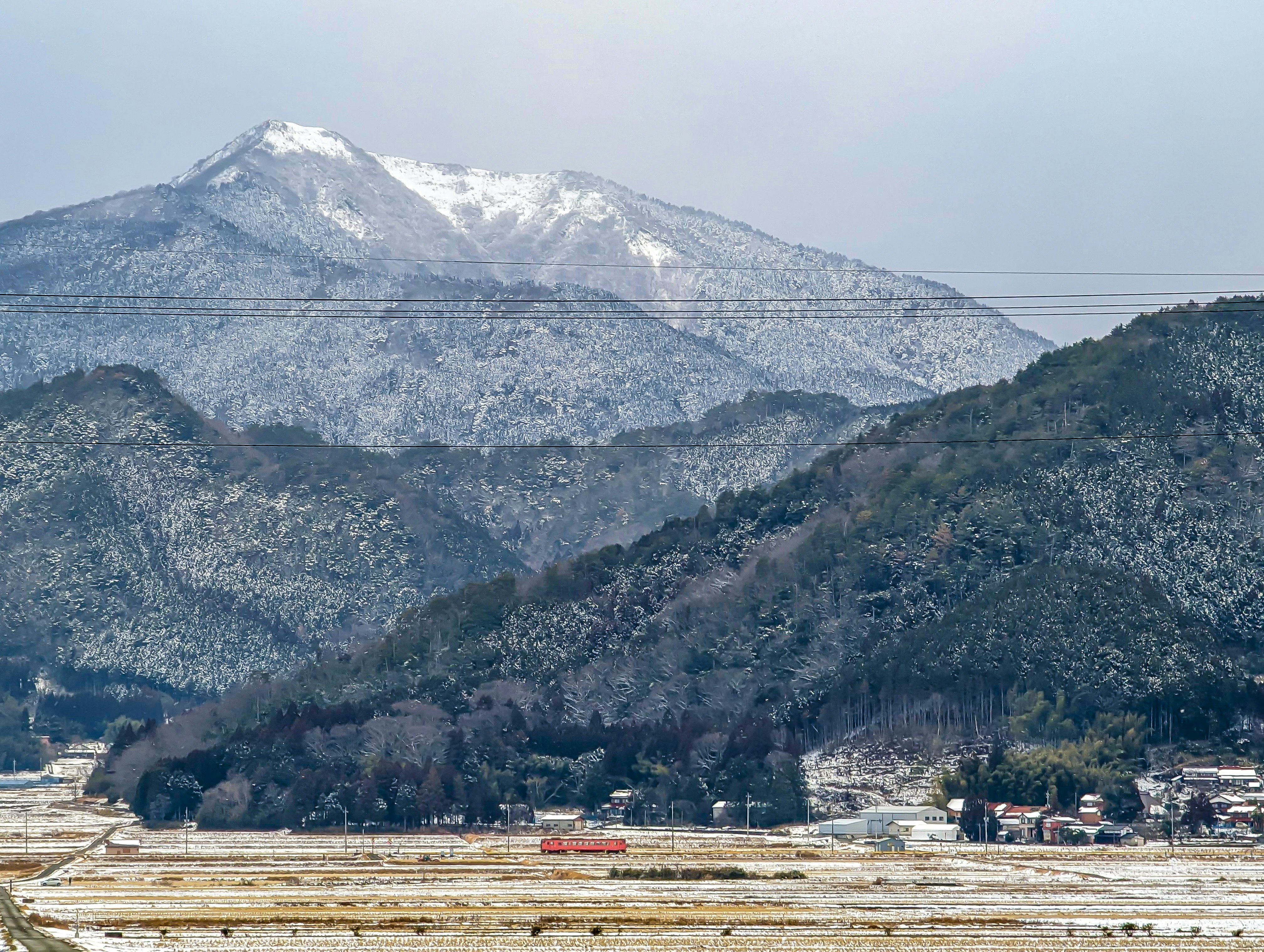 山口縣的鄉村景色與白雪覆蓋的群山