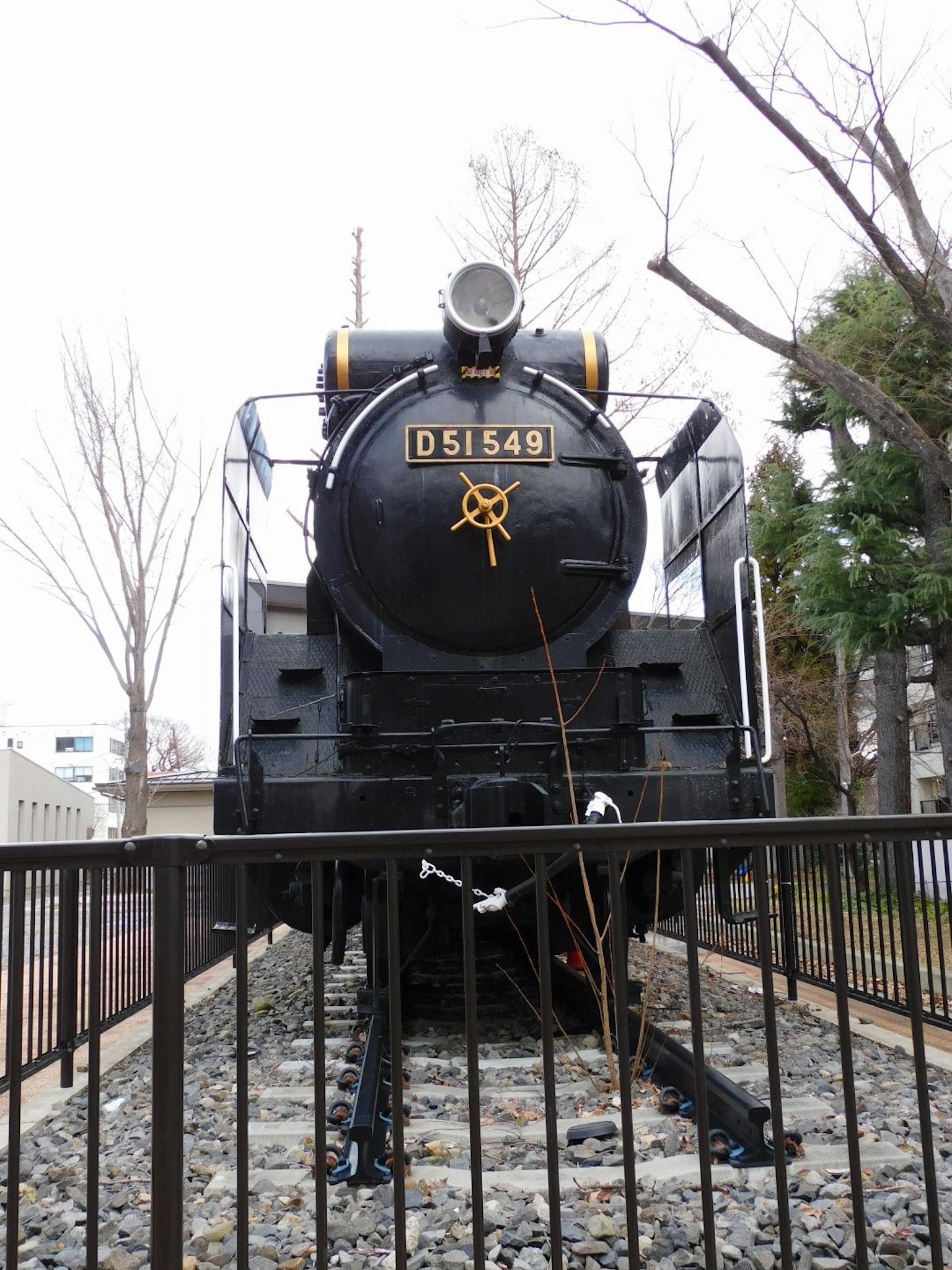 黑色蒸汽機車D5140在公園中展出