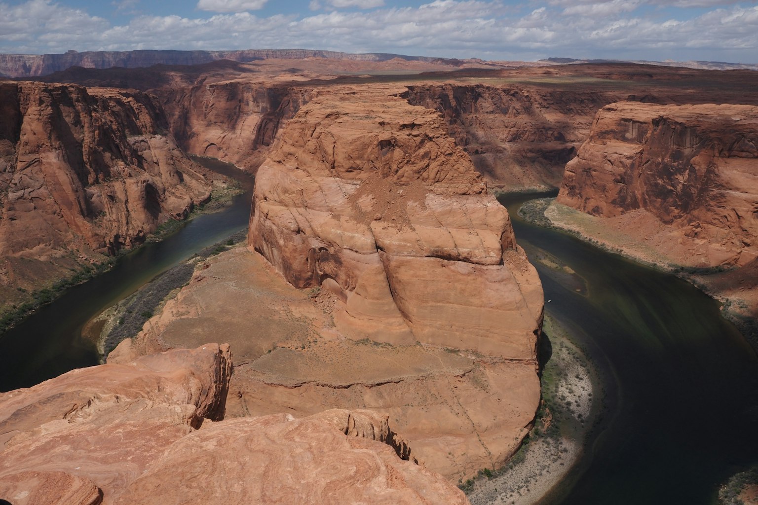 Atemberaubende Aussicht auf Horseshoe Bend rote Felsformationen und gewundener Fluss blauer Himmel