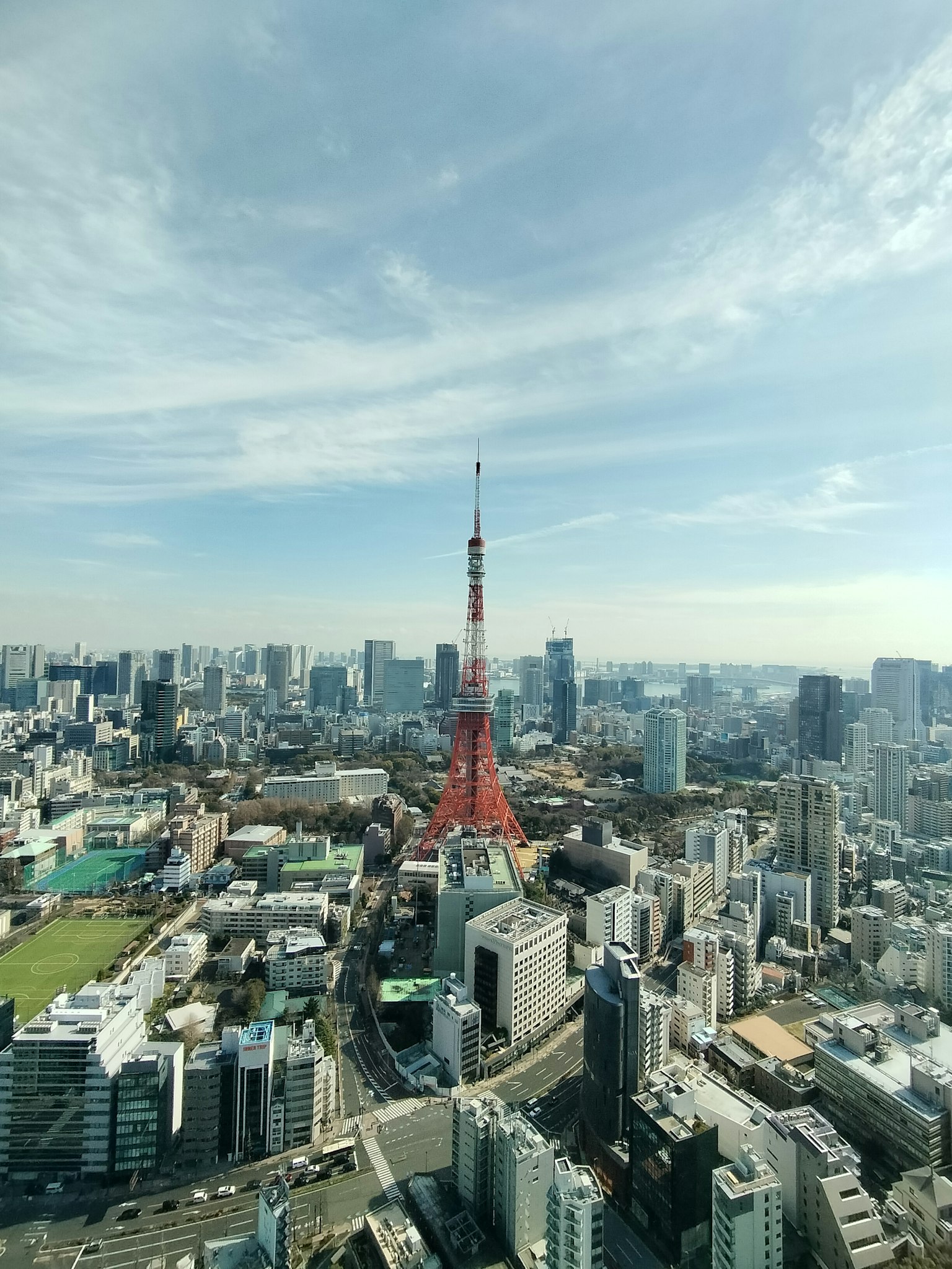 Menara Tokyo dikelilingi oleh lanskap perkotaan