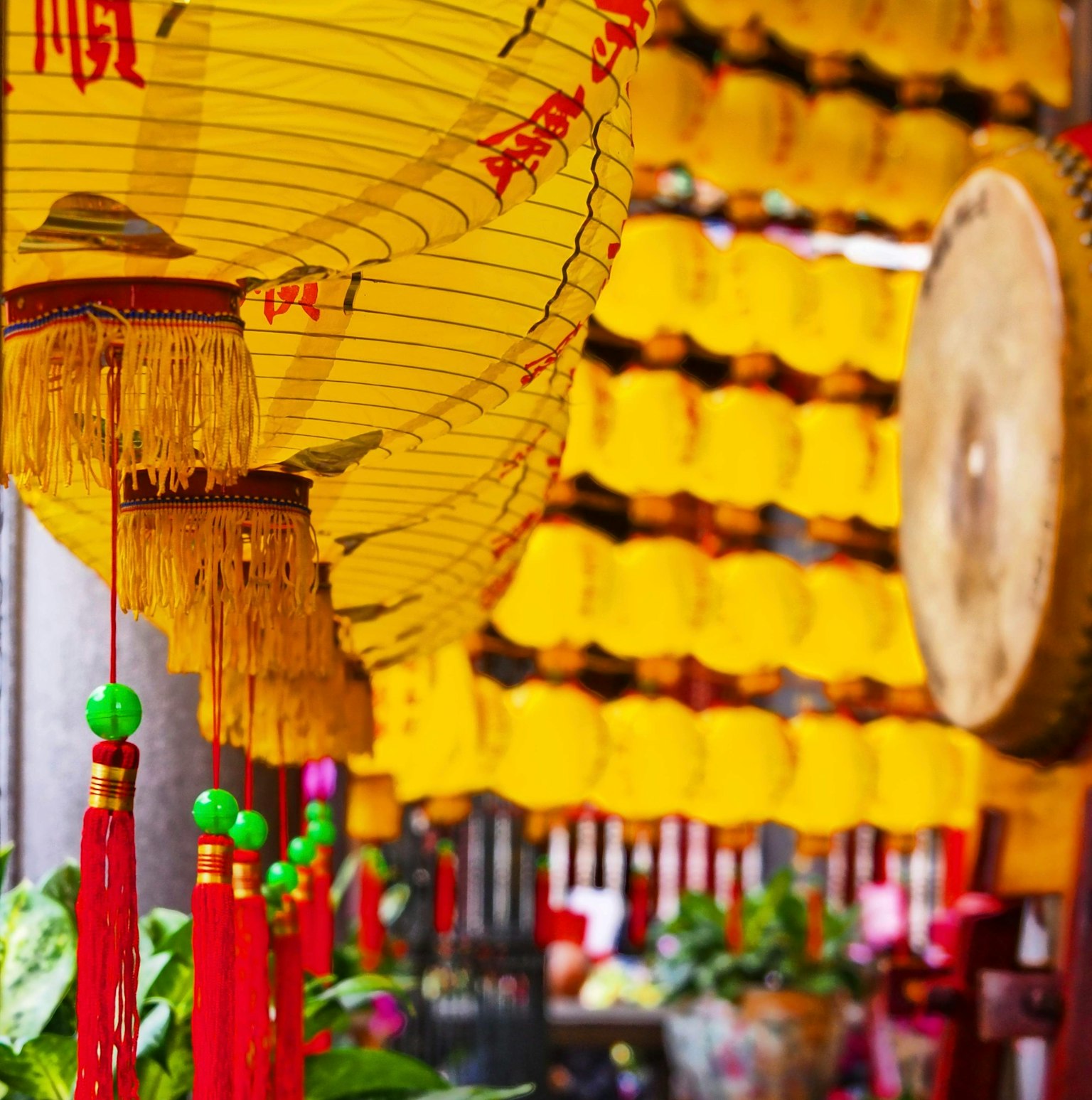 Adegan pasar dengan lentera kuning dan drum dekoratif