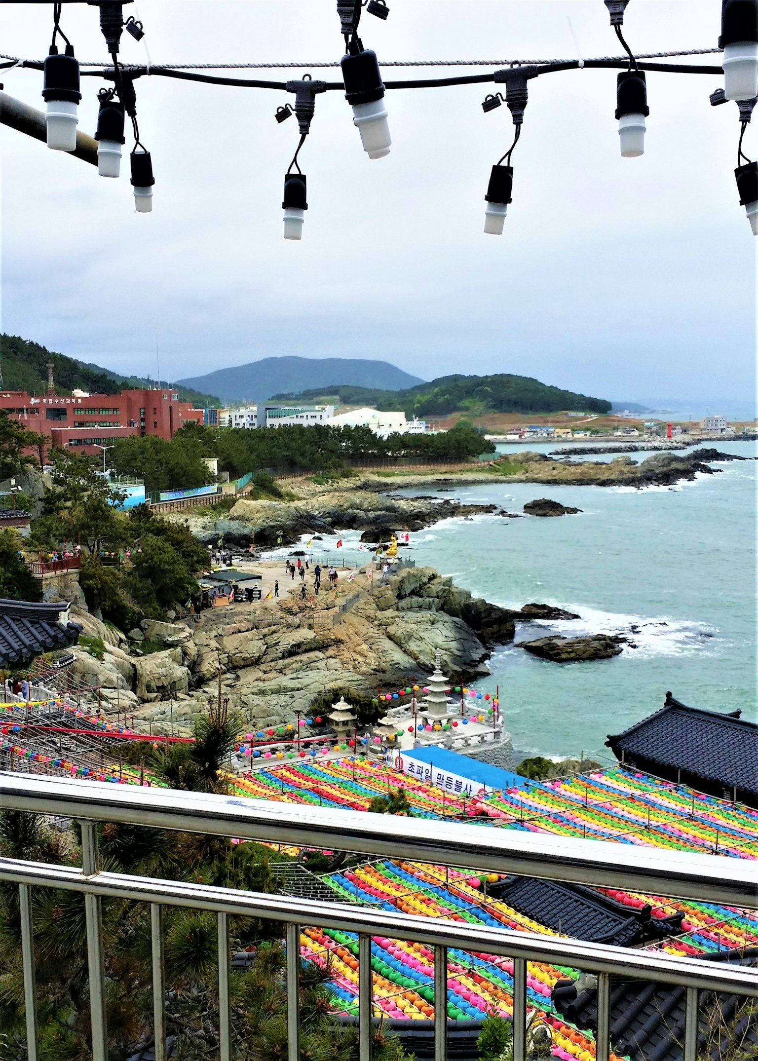 海岸景觀與海灘上的彩色傘