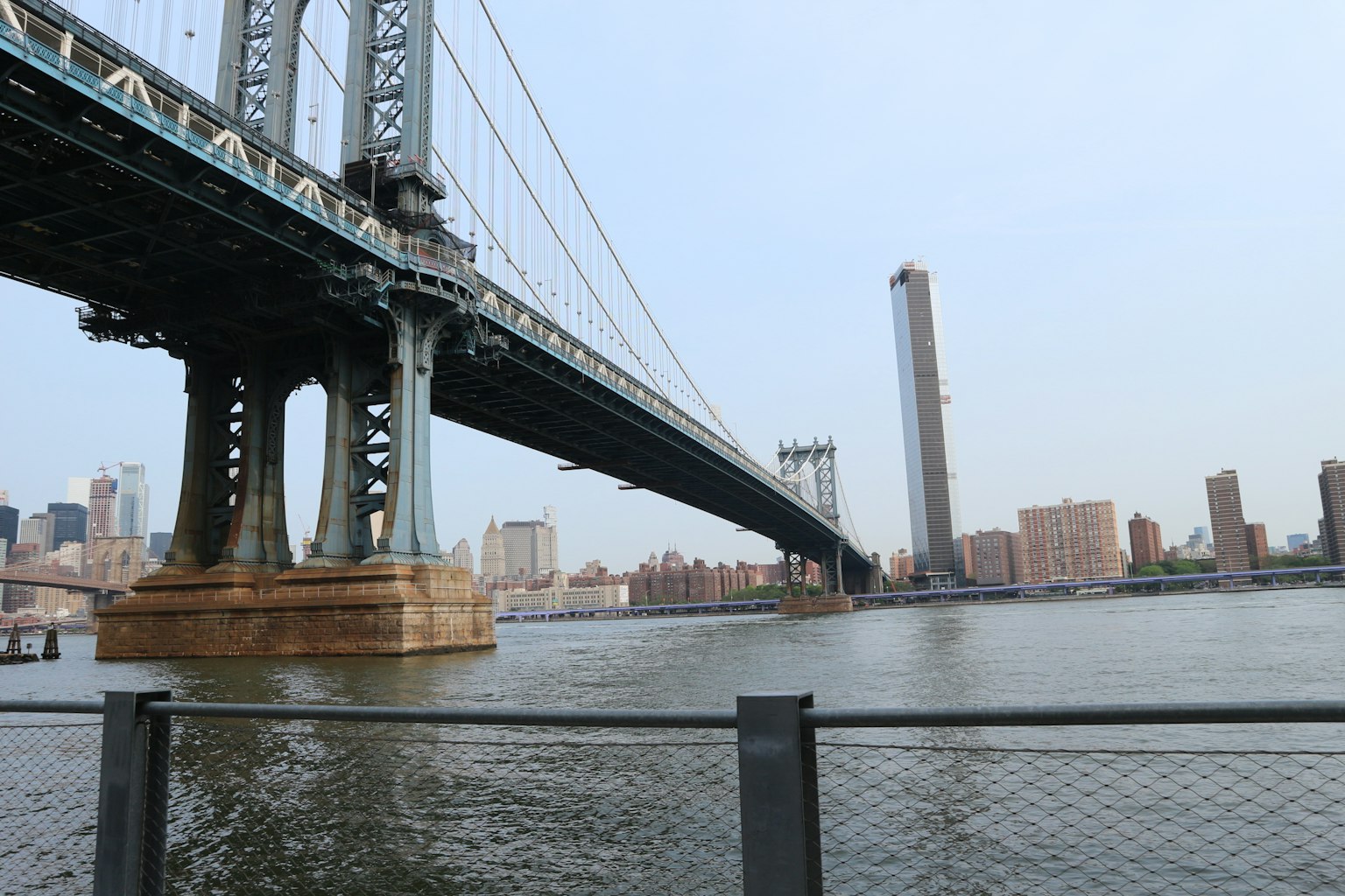 Vista del puente de Manhattan con rascacielos y río