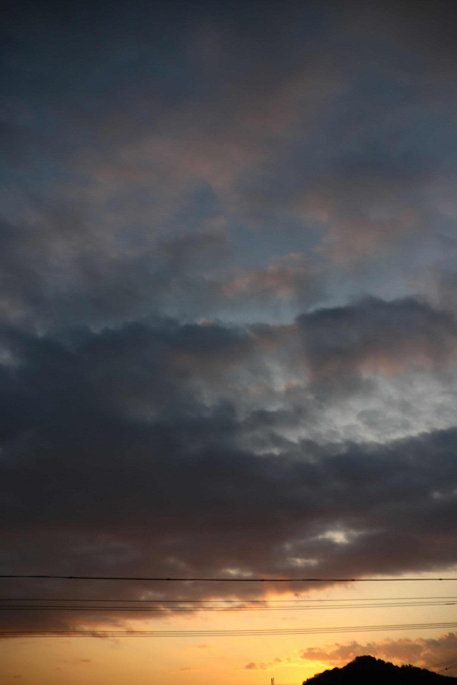 Nuages de coucher de soleil avec silhouette de montagne